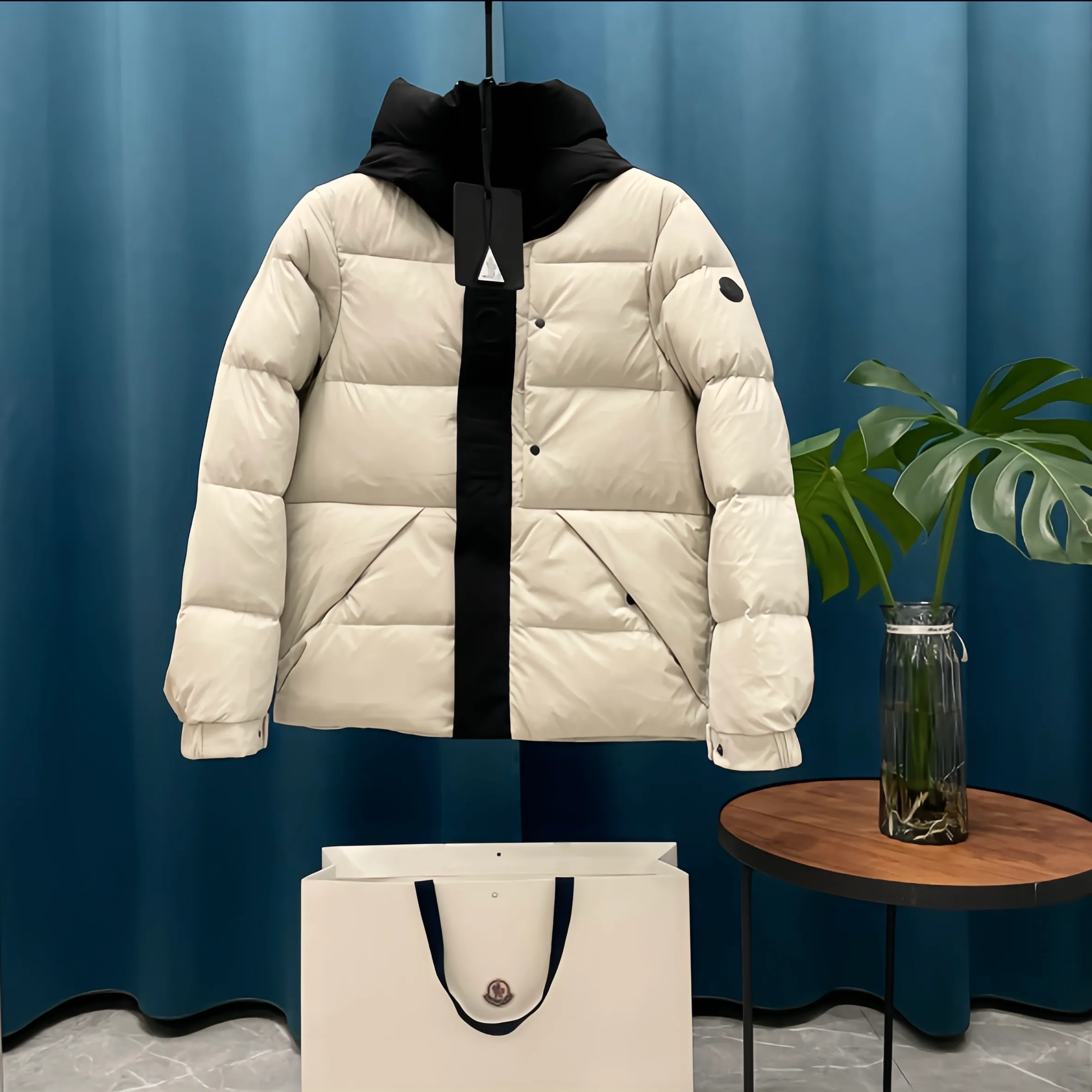 P740 Moncler➡️Madeira Black Warrior solid color logo embroidered seam zipper hooded short down jacket moncle madeira series Made of matte Longue Saison nylon, lacquered nylon lining and filled with down. The hood and front placket are made of 2.5 layers of fabric with logo and mother-of-pearl embossing. Hidden button and zipper closure. The outer pocket has a hidden snap button closure. The chest pocket has a zipper closure. The adjustable hood and hem have elastic drawstrings. Matt black logo. Versatile and popular, the upper body effect is excellent!