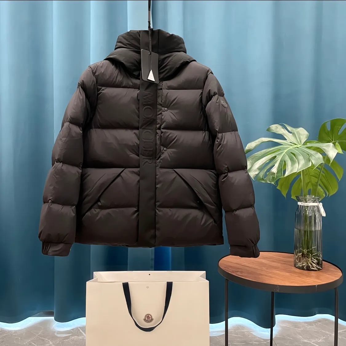 P740 Moncler➡️Madeira Black Warrior solid color logo embroidered seam zipper hooded short down jacket moncle madeira series Made of matte Longue Saison nylon, lacquered nylon lining and filled with down. The hood and front placket are made of 2.5 layers of fabric with logo and mother-of-pearl embossing. Hidden button and zipper closure. The outer pocket has a hidden snap button closure. The chest pocket has a zipper closure. The adjustable hood and hem have elastic drawstrings. Matt black logo. Versatile and popular, the upper body effect is excellent!