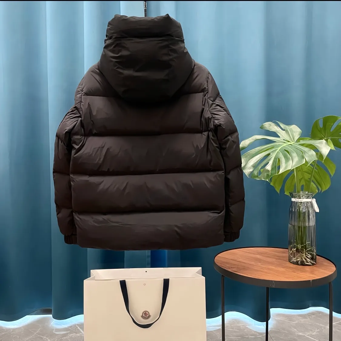 P740 Moncler➡️Madeira Black Warrior solid color logo embroidered seam zipper hooded short down jacket moncle madeira series Made of matte Longue Saison nylon, lacquered nylon lining and filled with down. The hood and front placket are made of 2.5 layers of fabric with logo and mother-of-pearl embossing. Hidden button and zipper closure. The outer pocket has a hidden snap button closure. The chest pocket has a zipper closure. The adjustable hood and hem have elastic drawstrings. Matt black logo. Versatile and popular, the upper body effect is excellent!