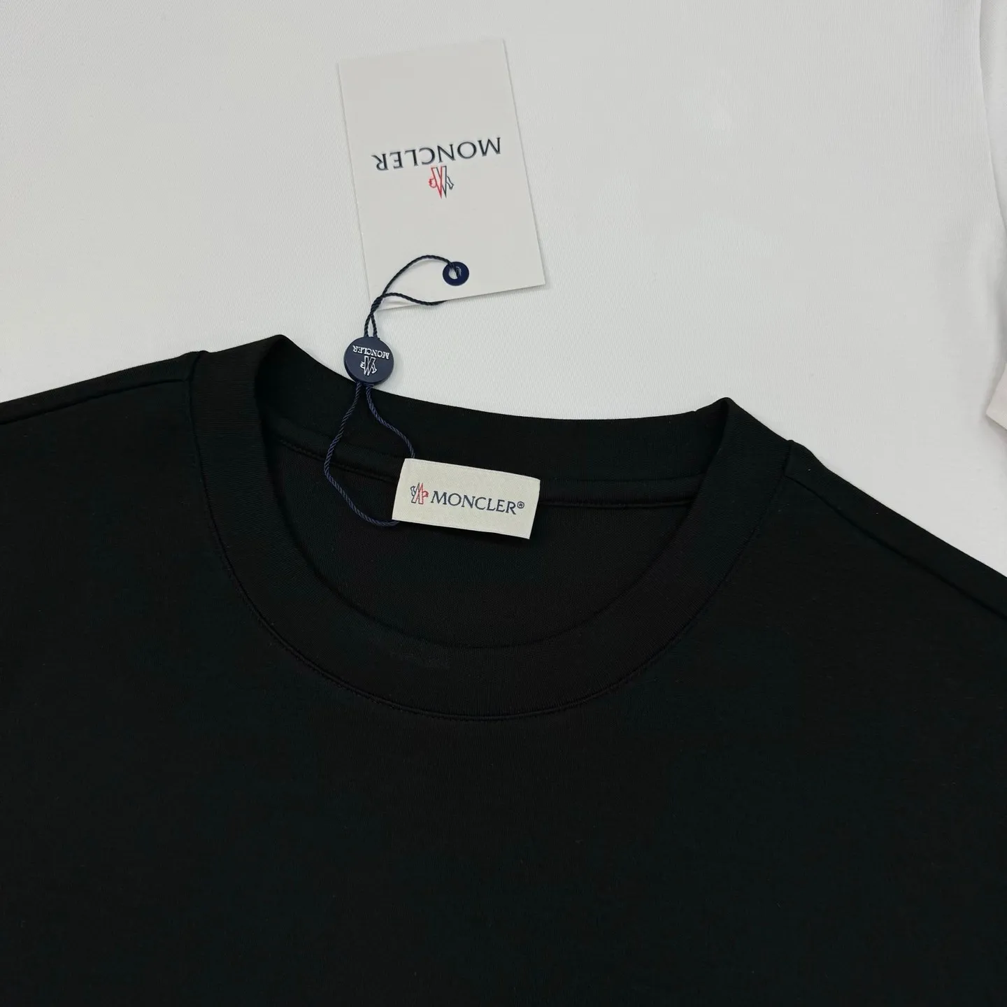 P160 Moncler 25s new Salona T-shirt. Basic model recommended! Customized branded hat with three-dimensional heat transfer design on the chest. Clean, refreshing, simple and elegant. Recommended item for any age [Fireworks] regular version! Custom-made 250g Salona fabric, the surface is skin-friendly and smooth, and the body is as comfortable as a baby! Color: Black. White. Red Size: s-xxl (L is recommended for 175/140 pounds)