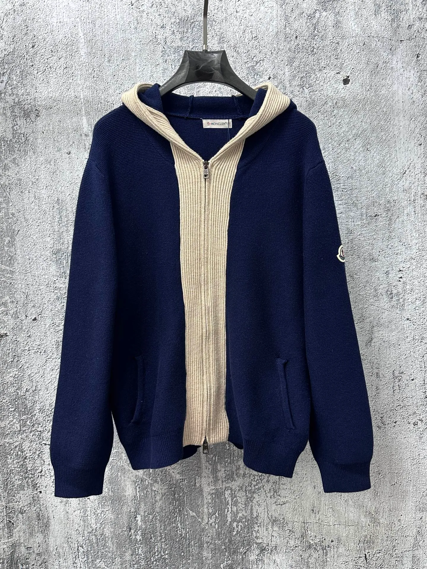 P390 【MONCLER】Mall-mouth knitted hooded sweater, customized main label, accessories, fully washed, fitted version, original quality, a must-have in autumn and winter! Tailor-woven and dyed YB uniform cashmere fabric, solid color core-spun yarn, strong warmth retention, soft and comfortable, can be worn inside or layered, made in a large sweater factory, the hem fits the body shape without dragging, casual and fashionable, can be matched with any bottoms, easy concave shape, slimming and taller, perfect for both men and women! Size: S-L