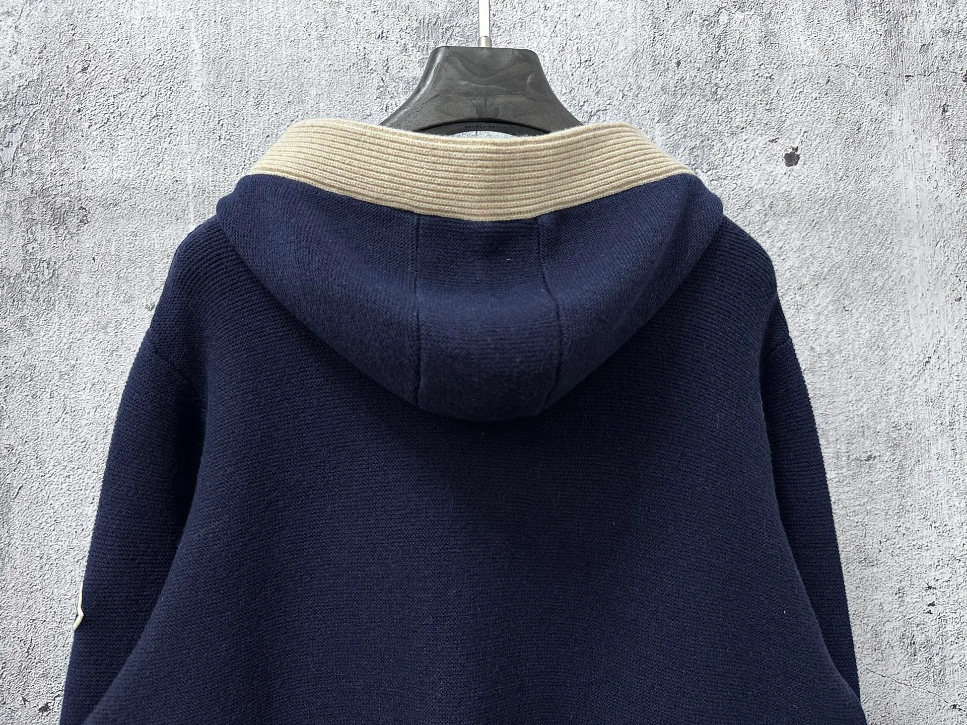 P390 【MONCLER】Mall-mouth knitted hooded sweater, customized main label, accessories, fully washed, fitted version, original quality, a must-have in autumn and winter! Tailor-woven and dyed YB uniform cashmere fabric, solid color core-spun yarn, strong warmth retention, soft and comfortable, can be worn inside or layered, made in a large sweater factory, the hem fits the body shape without dragging, casual and fashionable, can be matched with any bottoms, easy concave shape, slimming and taller, perfect for both men and women! Size: S-L