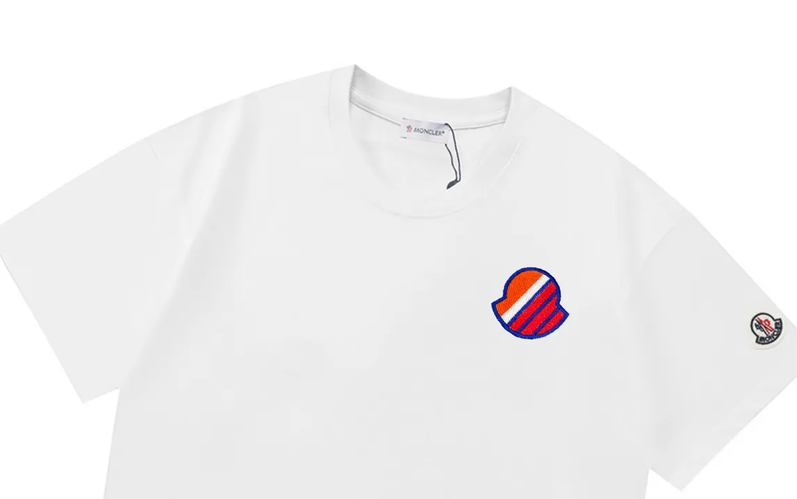 P150 Moncler 2026 early spring new style Imported high-density embroidered badge logo Customized small armband Same style for men and women Short-sleeved T-shirt · Customized 300g 100% double yarn pure cotton fabric · Dyeing of 32 double-strand threads · Complete collar label, hangtag, main mark and three labels Color: White Size: XS S M L