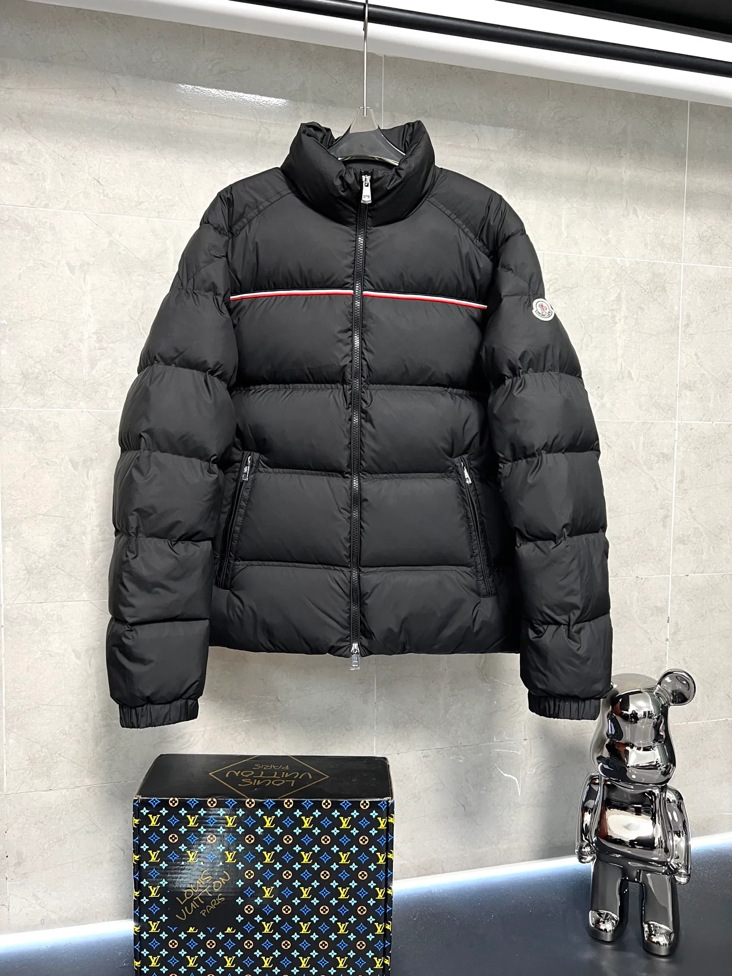 P960 Moncler Bouvaque short zipper stand collar long-sleeved jacket, the stand collar design is simple and elegant, the red and black stripe decoration on the chest adds a sense of fashion, and the full down filling ensures excellent warmth. Filled with 90% white duck down, top quality, classic tailoring. The upper body is full of street style; all the latest version of the hardware and accessories are custom molded to restore the original shape, the upper body has an excellent silhouette, and the three labels are complete! GW will update at the same time. Color: Black Size: 1-5