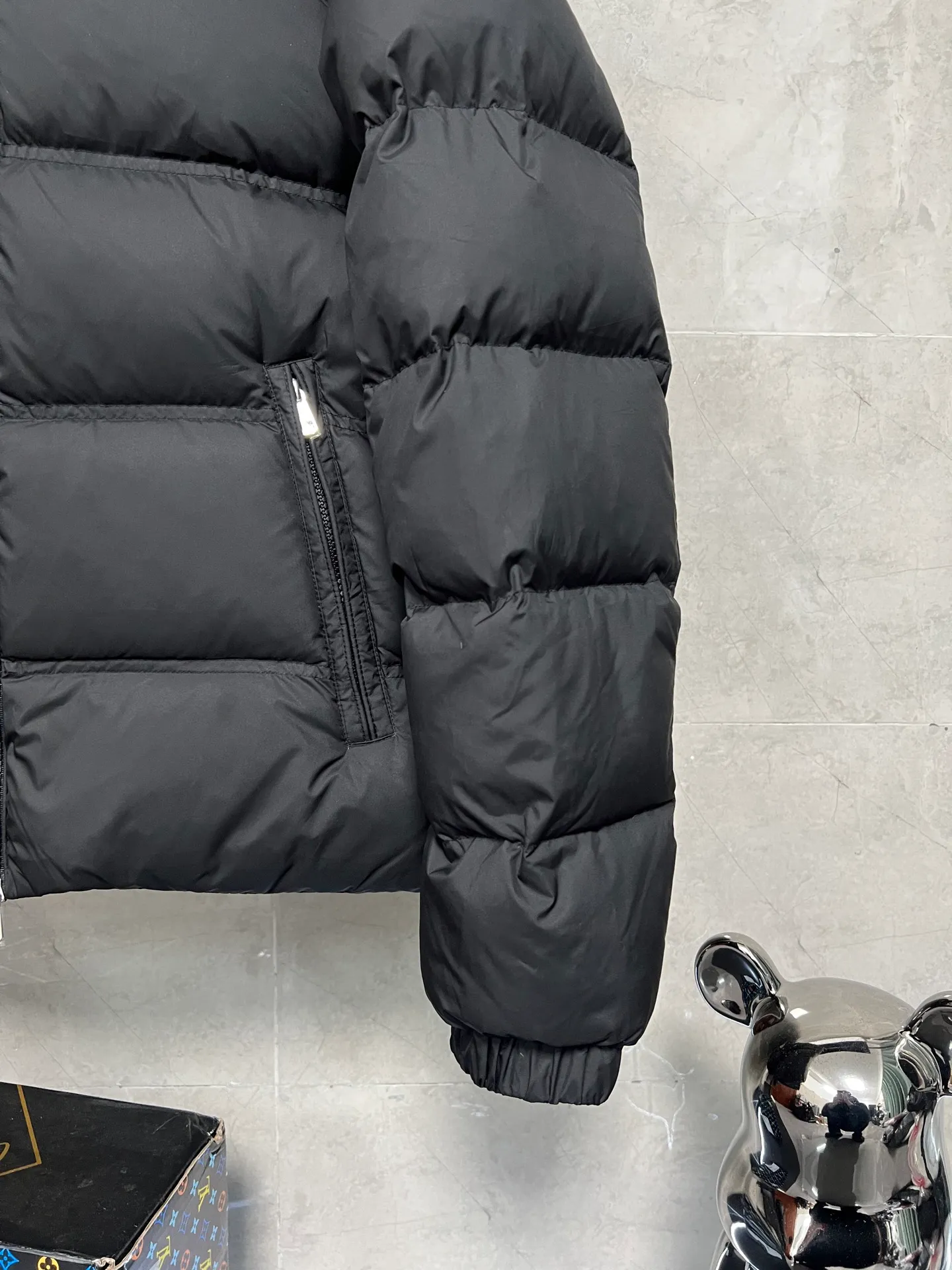 P960 Moncler Bouvaque short zipper stand collar long-sleeved jacket, the stand collar design is simple and elegant, the red and black stripe decoration on the chest adds a sense of fashion, and the full down filling ensures excellent warmth. Filled with 90% white duck down, top quality, classic tailoring. The upper body is full of street style; all the latest version of the hardware and accessories are custom molded to restore the original shape, the upper body has an excellent silhouette, and the three labels are complete! GW will update at the same time. Color: Black Size: 1-5