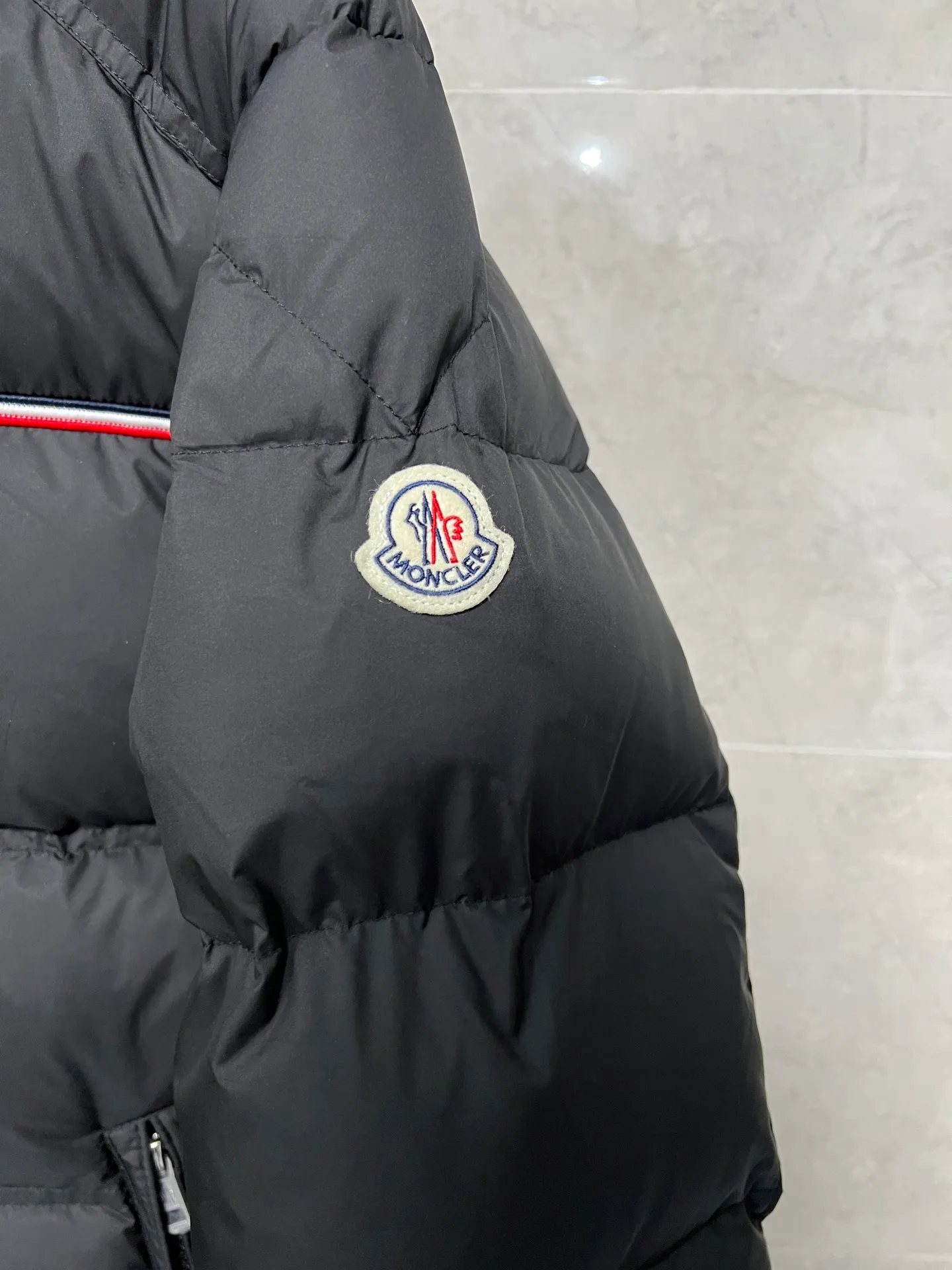 P960 Moncler Bouvaque short zipper stand collar long-sleeved jacket, the stand collar design is simple and elegant, the red and black stripe decoration on the chest adds a sense of fashion, and the full down filling ensures excellent warmth. Filled with 90% white duck down, top quality, classic tailoring. The upper body is full of street style; all the latest version of the hardware and accessories are custom molded to restore the original shape, the upper body has an excellent silhouette, and the three labels are complete! GW will update at the same time. Color: Black Size: 1-5