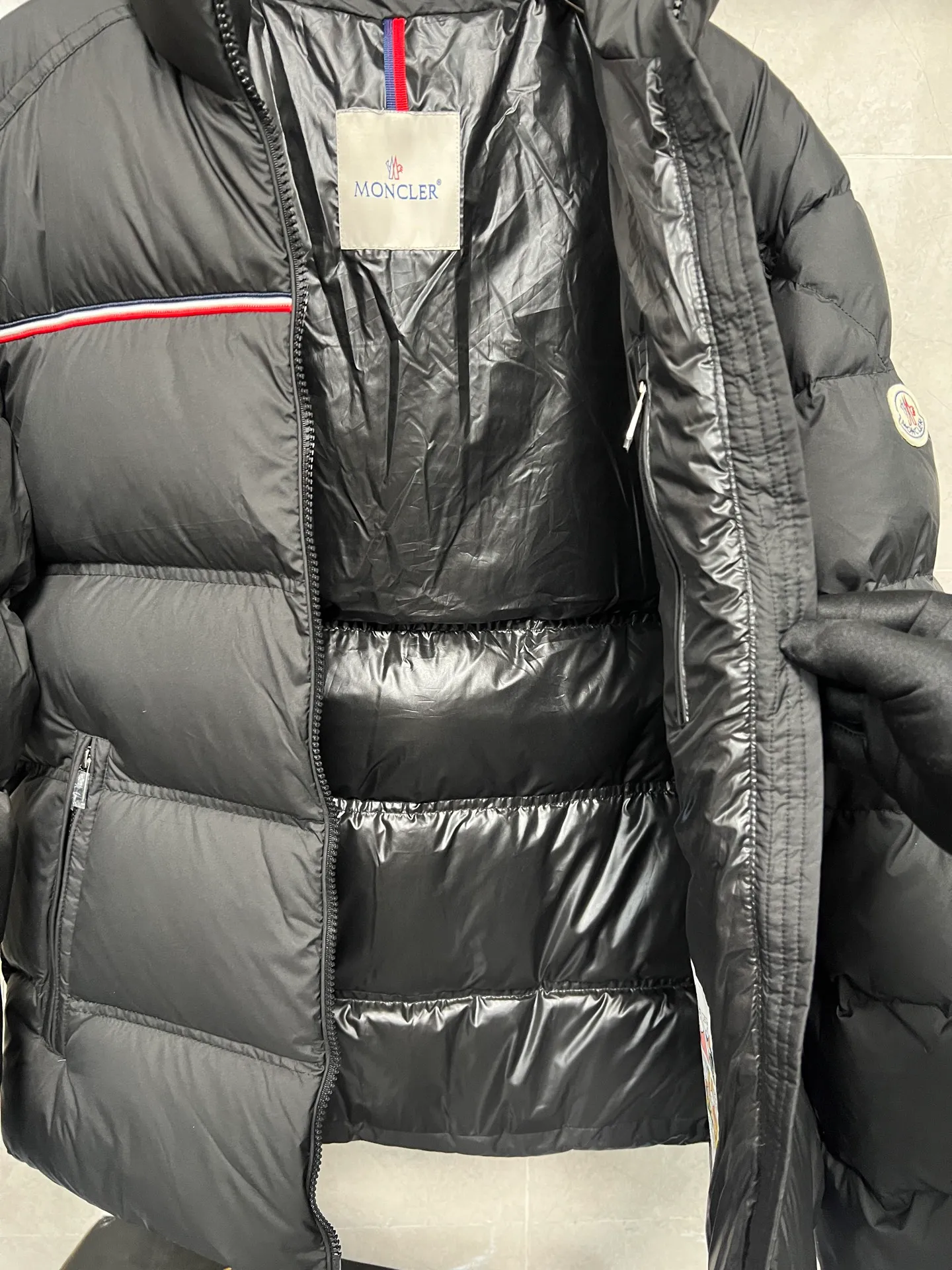 P960 Moncler Bouvaque short zipper stand collar long-sleeved jacket, the stand collar design is simple and elegant, the red and black stripe decoration on the chest adds a sense of fashion, and the full down filling ensures excellent warmth. Filled with 90% white duck down, top quality, classic tailoring. The upper body is full of street style; all the latest version of the hardware and accessories are custom molded to restore the original shape, the upper body has an excellent silhouette, and the three labels are complete! GW will update at the same time. Color: Black Size: 1-5
