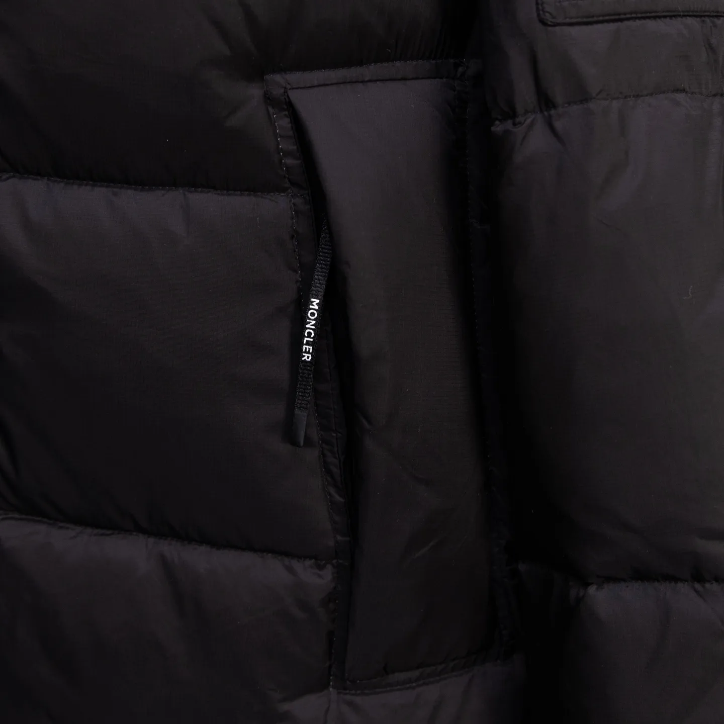 P880 Special down ⬆️Moncler Couyere (hooded, removable, variable stand-up collar jacket) men's hooded short down jacket. Forgive me for being so late. I haven't found any finished fabrics on the market that I'm satisfied with. It took a long time to customize the original replacement fabric. The original purchase and development. Goose down filling. The barcode is complete for every year and corresponds to the official website. The tag has built-in NFC electronic induction anti-counterfeiting. Supports multiple anti-counterfeiting verifications. 🎁The factory comes standard with a full set of counter gift box packaging. (Original airplane box, original shopping bag, original dust-proof grass, original hanger, original thank you card, original ribbon, upgraded original oversized magnetic gift box.) The Couyere short down jacket is durable and practical, provides functional warmth and care, and will accompany you to meet challenges.  Product Details: The Couyere is a durable down jacket made from a fine fabric that's durable and functional, with velvet resistance and functionality. The short design creates a sculpted silhouette, and padded pockets add a modern feel. The sleeves are embellished with signature patch pockets, a nod to the classic Moncler Maya down jacket.  Details: •Made from fine ripstop fabric •Microfabric lining •Down filling •Removable, adjustable hood •Zip closure •Zip pockets •Snap-buttoned sleeve pockets •Elasticized cuffs •Drawstring hem Size: 1-5 Black