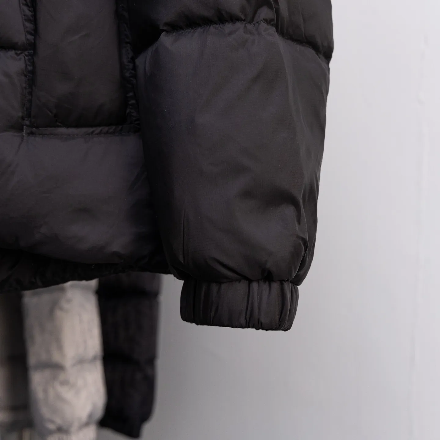 P880 Special down ⬆️Moncler Couyere (hooded, removable, variable stand-up collar jacket) men's hooded short down jacket. Forgive me for being so late. I haven't found any finished fabrics on the market that I'm satisfied with. It took a long time to customize the original replacement fabric. The original purchase and development. Goose down filling. The barcode is complete for every year and corresponds to the official website. The tag has built-in NFC electronic induction anti-counterfeiting. Supports multiple anti-counterfeiting verifications. 🎁The factory comes standard with a full set of counter gift box packaging. (Original airplane box, original shopping bag, original dust-proof grass, original hanger, original thank you card, original ribbon, upgraded original oversized magnetic gift box.) The Couyere short down jacket is durable and practical, provides functional warmth and care, and will accompany you to meet challenges.  Product Details: The Couyere is a durable down jacket made from a fine fabric that's durable and functional, with velvet resistance and functionality. The short design creates a sculpted silhouette, and padded pockets add a modern feel. The sleeves are embellished with signature patch pockets, a nod to the classic Moncler Maya down jacket.  Details: •Made from fine ripstop fabric •Microfabric lining •Down filling •Removable, adjustable hood •Zip closure •Zip pockets •Snap-buttoned sleeve pockets •Elasticized cuffs •Drawstring hem Size: 1-5 Black