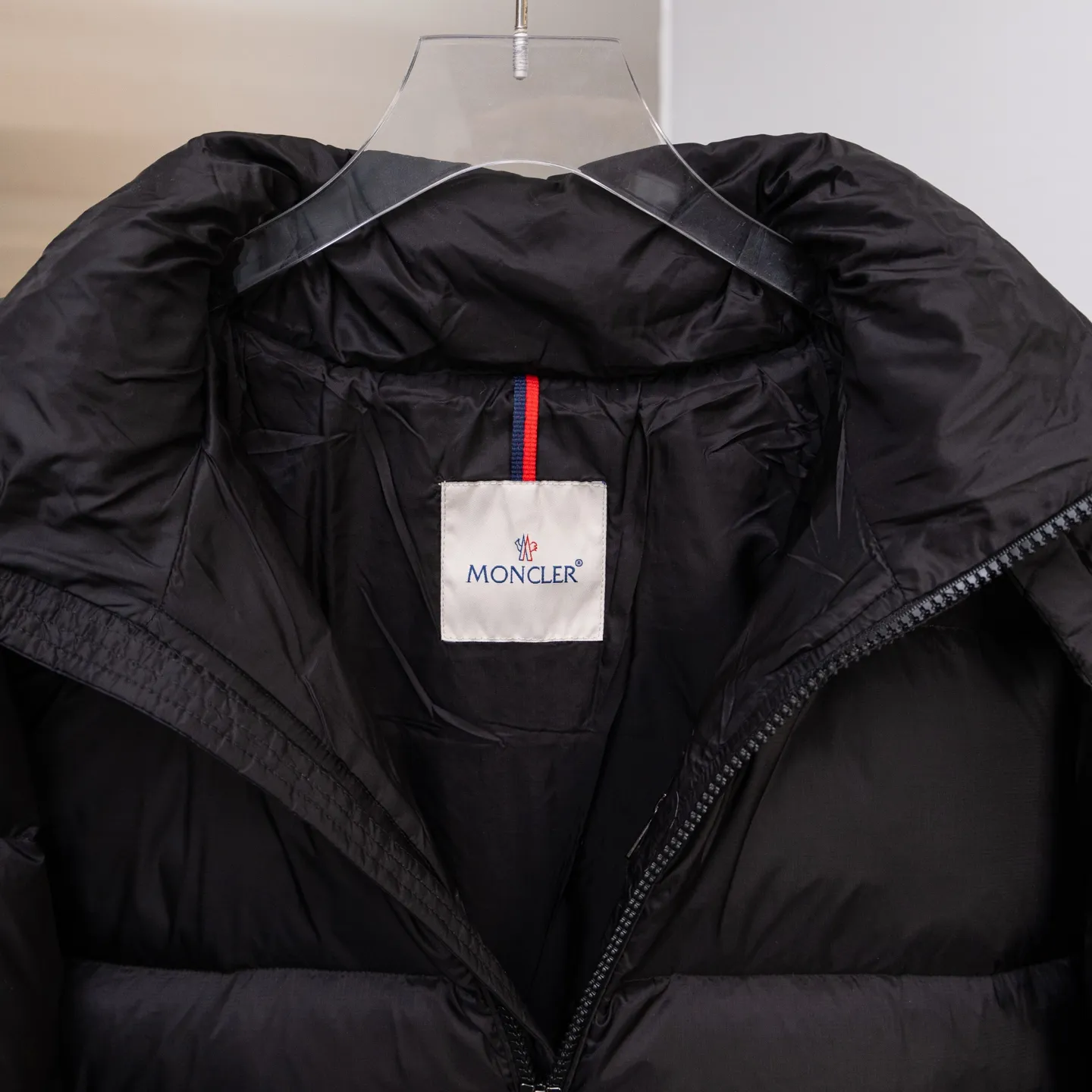 P880 Special down ⬆️Moncler Couyere (hooded, removable, variable stand-up collar jacket) men's hooded short down jacket. Forgive me for being so late. I haven't found any finished fabrics on the market that I'm satisfied with. It took a long time to customize the original replacement fabric. The original purchase and development. Goose down filling. The barcode is complete for every year and corresponds to the official website. The tag has built-in NFC electronic induction anti-counterfeiting. Supports multiple anti-counterfeiting verifications. 🎁The factory comes standard with a full set of counter gift box packaging. (Original airplane box, original shopping bag, original dust-proof grass, original hanger, original thank you card, original ribbon, upgraded original oversized magnetic gift box.) The Couyere short down jacket is durable and practical, provides functional warmth and care, and will accompany you to meet challenges.  Product Details: The Couyere is a durable down jacket made from a fine fabric that's durable and functional, with velvet resistance and functionality. The short design creates a sculpted silhouette, and padded pockets add a modern feel. The sleeves are embellished with signature patch pockets, a nod to the classic Moncler Maya down jacket.  Details: •Made from fine ripstop fabric •Microfabric lining •Down filling •Removable, adjustable hood •Zip closure •Zip pockets •Snap-buttoned sleeve pockets •Elasticized cuffs •Drawstring hem Size: 1-5 Black