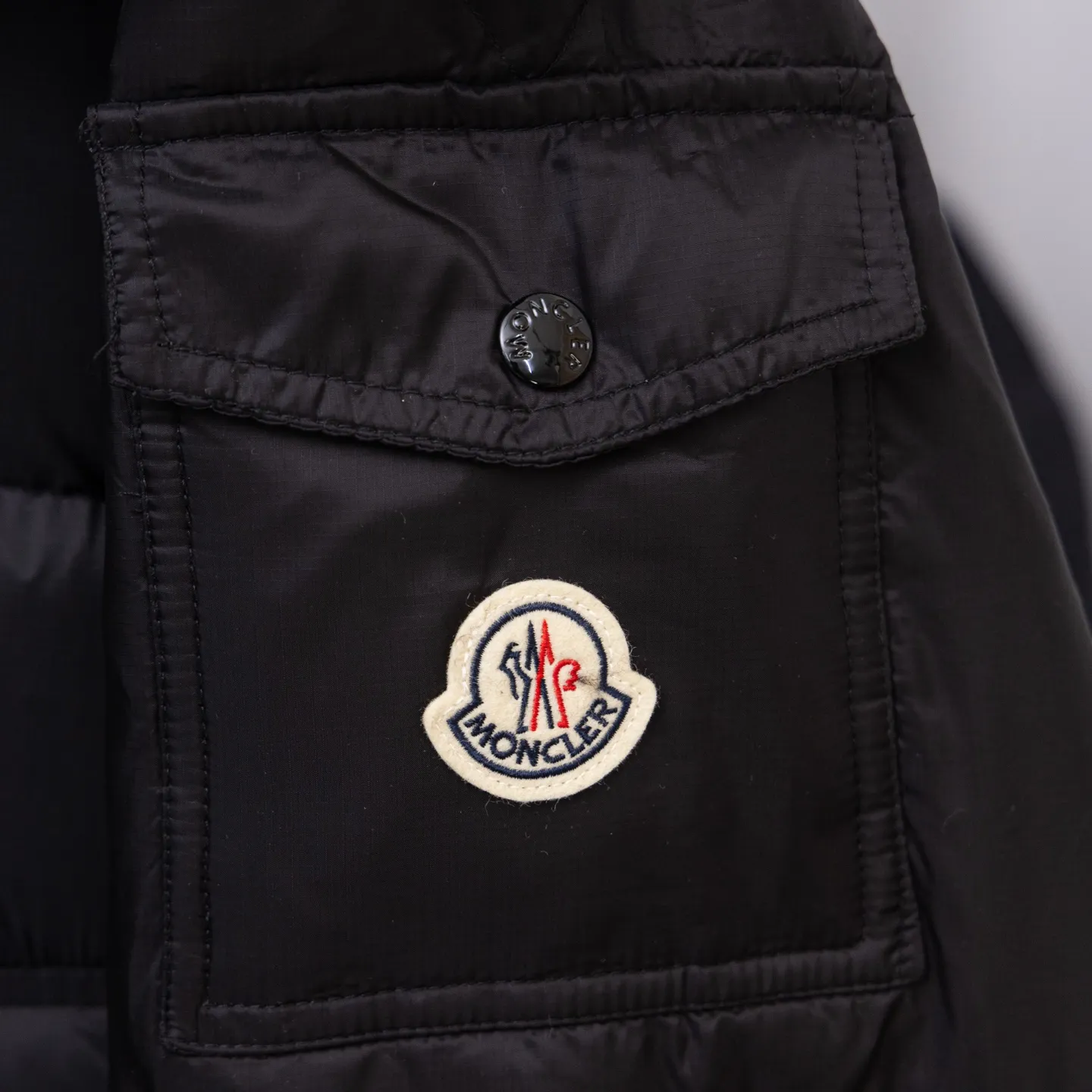 P880 Special down ⬆️Moncler Couyere (hooded, removable, variable stand-up collar jacket) men's hooded short down jacket. Forgive me for being so late. I haven't found any finished fabrics on the market that I'm satisfied with. It took a long time to customize the original replacement fabric. The original purchase and development. Goose down filling. The barcode is complete for every year and corresponds to the official website. The tag has built-in NFC electronic induction anti-counterfeiting. Supports multiple anti-counterfeiting verifications. 🎁The factory comes standard with a full set of counter gift box packaging. (Original airplane box, original shopping bag, original dust-proof grass, original hanger, original thank you card, original ribbon, upgraded original oversized magnetic gift box.) The Couyere short down jacket is durable and practical, provides functional warmth and care, and will accompany you to meet challenges.  Product Details: The Couyere is a durable down jacket made from a fine fabric that's durable and functional, with velvet resistance and functionality. The short design creates a sculpted silhouette, and padded pockets add a modern feel. The sleeves are embellished with signature patch pockets, a nod to the classic Moncler Maya down jacket.  Details: •Made from fine ripstop fabric •Microfabric lining •Down filling •Removable, adjustable hood •Zip closure •Zip pockets •Snap-buttoned sleeve pockets •Elasticized cuffs •Drawstring hem Size: 1-5 Black