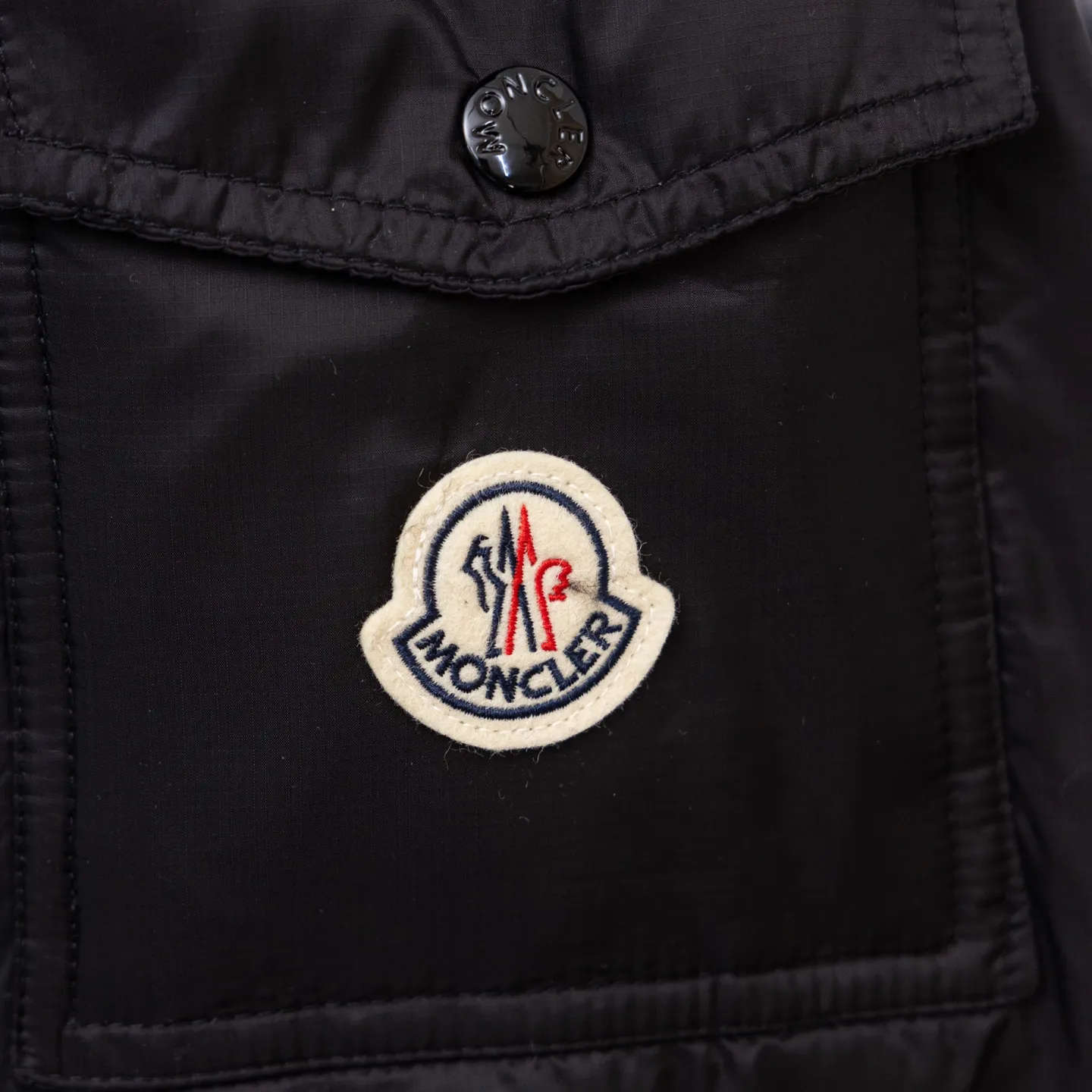P880 Special down ⬆️Moncler Couyere (hooded, removable, variable stand-up collar jacket) men's hooded short down jacket. Forgive me for being so late. I haven't found any finished fabrics on the market that I'm satisfied with. It took a long time to customize the original replacement fabric. The original purchase and development. Goose down filling. The barcode is complete for every year and corresponds to the official website. The tag has built-in NFC electronic induction anti-counterfeiting. Supports multiple anti-counterfeiting verifications. 🎁The factory comes standard with a full set of counter gift box packaging. (Original airplane box, original shopping bag, original dust-proof grass, original hanger, original thank you card, original ribbon, upgraded original oversized magnetic gift box.) The Couyere short down jacket is durable and practical, provides functional warmth and care, and will accompany you to meet challenges.  Product Details: The Couyere is a durable down jacket made from a fine fabric that's durable and functional, with velvet resistance and functionality. The short design creates a sculpted silhouette, and padded pockets add a modern feel. The sleeves are embellished with signature patch pockets, a nod to the classic Moncler Maya down jacket.  Details: •Made from fine ripstop fabric •Microfabric lining •Down filling •Removable, adjustable hood •Zip closure •Zip pockets •Snap-buttoned sleeve pockets •Elasticized cuffs •Drawstring hem Size: 1-5 Black