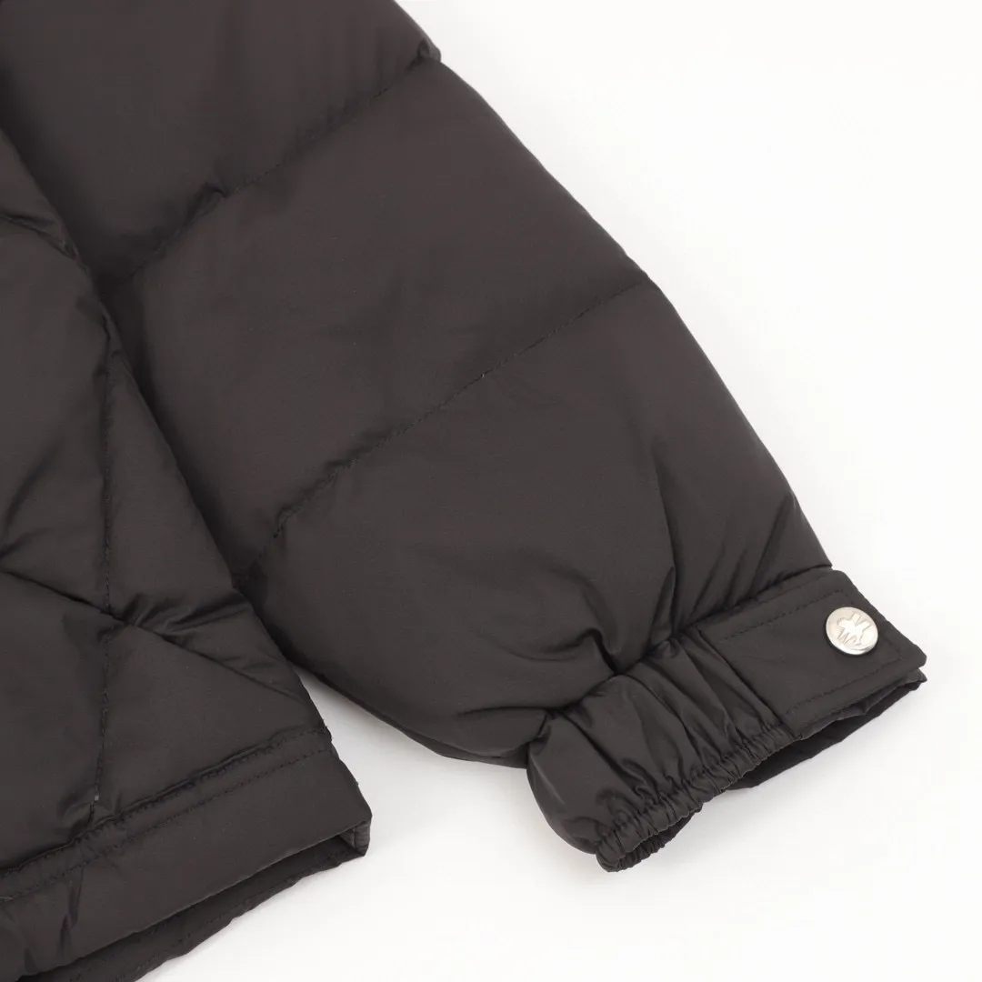 P840 Moncler’s new autumn and winter product Vezere’ goose down down jacket, same style for men and women, diamond ◇ plaid. This down jacket is a basic warm item. This down jacket is equipped with a hood, which can be easily removed according to the weather. The jacket's silhouette and sleeve patch pockets pay homage to the iconic Moncler Maya down jacket. ·Made of longue saison fabric·Nylon lé ger brillant lining filled with 90% goose down Detachable and adjustable hood with zipper and snap-button zipper pocket Sleeves with patch pockets·Adjustable cuffs·Drawstring hem Style number: A93# Color: black white SIZE: 1-5