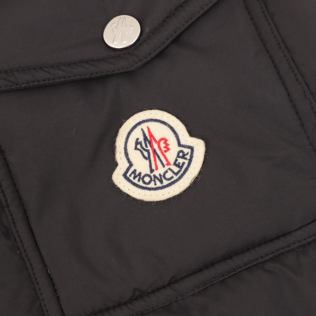 P840 Moncler’s new autumn and winter product Vezere’ goose down down jacket, same style for men and women, diamond ◇ plaid. This down jacket is a basic warm item. This down jacket is equipped with a hood, which can be easily removed according to the weather. The jacket's silhouette and sleeve patch pockets pay homage to the iconic Moncler Maya down jacket. ·Made of longue saison fabric·Nylon lé ger brillant lining filled with 90% goose down Detachable and adjustable hood with zipper and snap-button zipper pocket Sleeves with patch pockets·Adjustable cuffs·Drawstring hem Style number: A93# Color: black white SIZE: 1-5