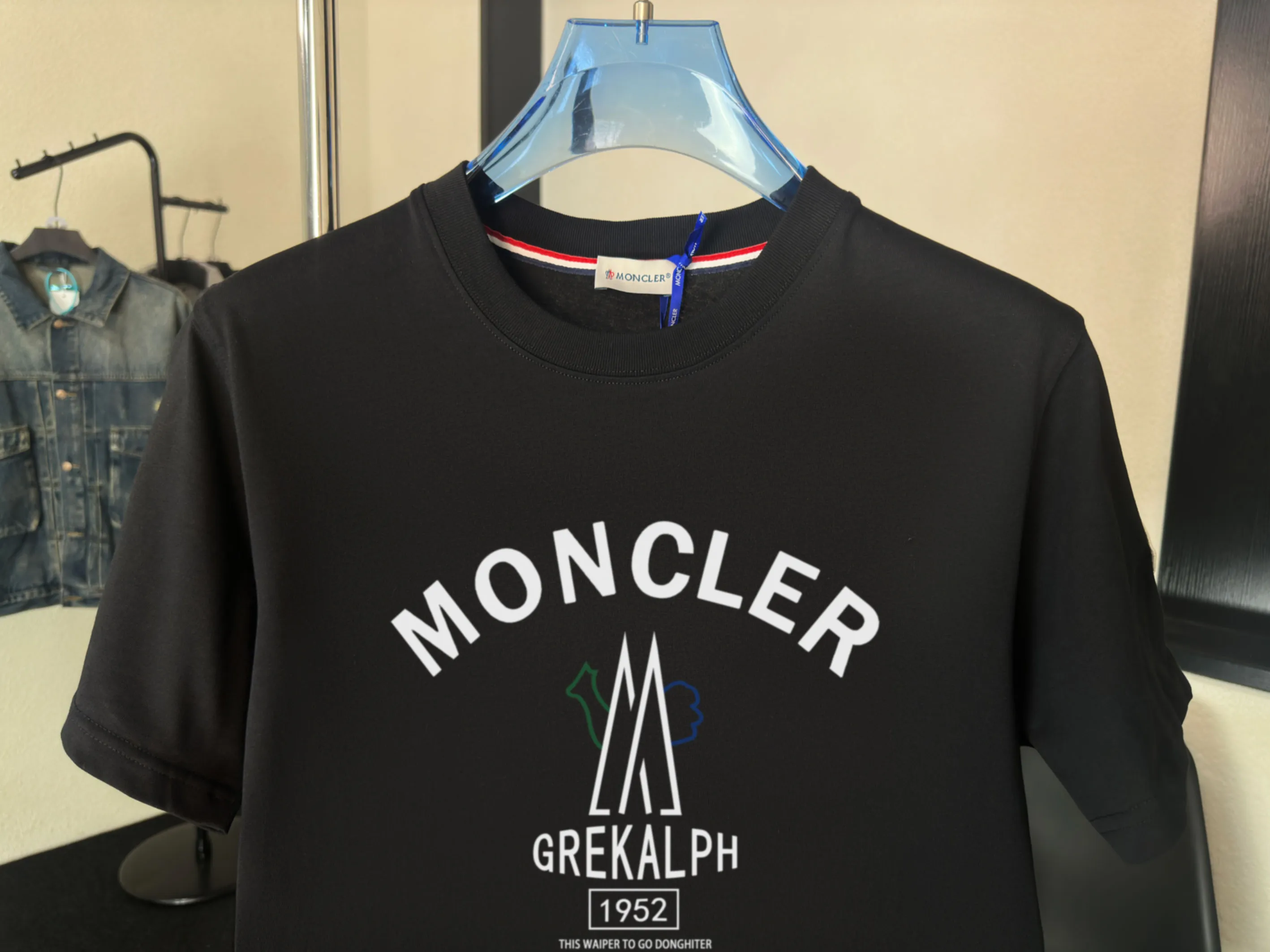 P140 💰Upgraded version "Mobile phone smart sensor ~ NFC chip armband ~ direct access to the official website for anti-counterfeiting" "Moncler ~ Mouth Mouth" 2025 new high-quality round neck short-sleeved T-shirt. The cuffs have imported embroidered labels. Customized dyeing, very comfortable to touch. Super versatile and good-looking short-sleeved. Complete with three labels. Non-market ordinary version. Feel free to compare. Quality is absolutely guaranteed! ‼ First of all, this original fabric is all custom-woven with 32-count double yarn fabric, 250G, and the weight is the same‼ Fine workmanship, double waistcoat method, double waistcoat method, double waistcoat method makes the whole dress more three-dimensional, which is not a craft that ordinary T-shirts can achieve🤪 Size: S-M-L-XL-2XL Color: black, white, apricot, same style for men and women