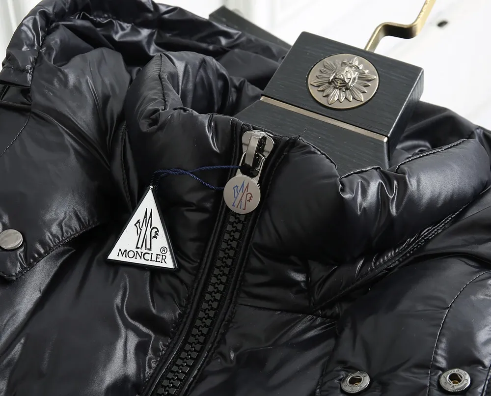 P700 💎Highest quality💎 New Mayan style muzzle down jacket, evergreen style, the same style as Eason Chan, Moncler, a famous French brand of outdoor sports equipment, the original hot-selling down jacket, the same style as celebrities, national standard 90 white duck down, extra large filling capacity, super warm, anti-drilling velvet and lint-proof lining, detachable hood, ultra-light feel, super comfortable to wear, authentic craftsmanship details are in place The upper body effect is super good, black with gray lining is a classic and versatile style, a must-have item for everyone! Color: black Code number: 1 2 3 4 5 6