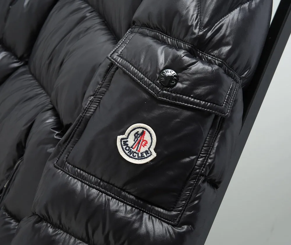 P700 💎Highest quality💎 New Mayan style muzzle down jacket, evergreen style, the same style as Eason Chan, Moncler, a famous French brand of outdoor sports equipment, the original hot-selling down jacket, the same style as celebrities, national standard 90 white duck down, extra large filling capacity, super warm, anti-drilling velvet and lint-proof lining, detachable hood, ultra-light feel, super comfortable to wear, authentic craftsmanship details are in place The upper body effect is super good, black with gray lining is a classic and versatile style, a must-have item for everyone! Color: black Code number: 1 2 3 4 5 6