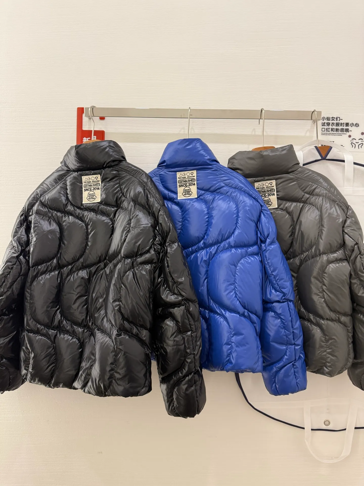P1100 Italy Moncler PALM ANGELS co-branded HAUNANI contrasting color stand-collar down jacket. Same style as Olympic champion. Same style down jacket as Pan Zhanle. GET [BUY R] [BUY R] Palm Angels joint series. Code number: 1-2-3-4 Color: gray*black*blue