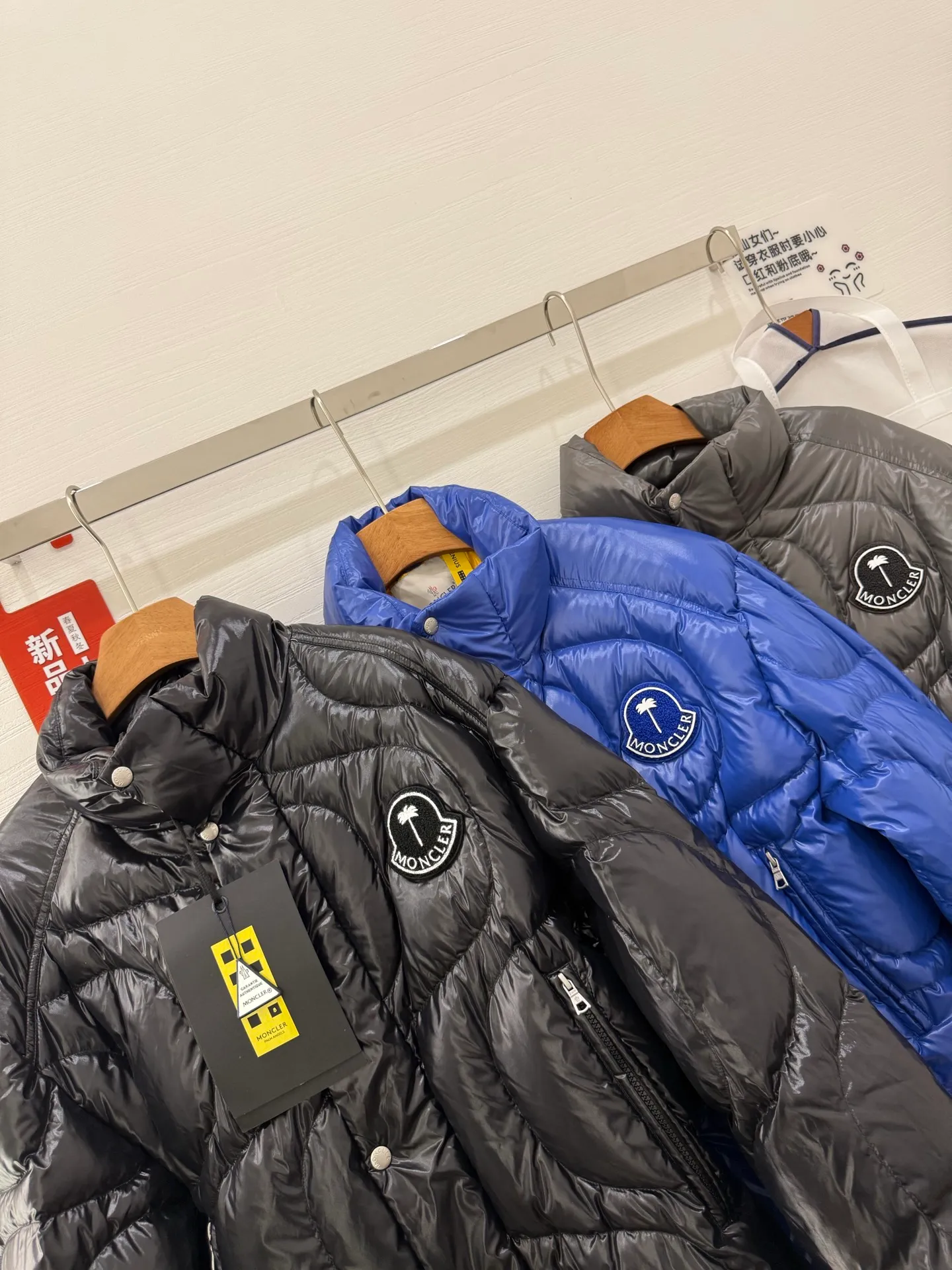 P1100 Italy Moncler PALM ANGELS co-branded HAUNANI contrasting color stand-collar down jacket. Same style as Olympic champion. Same style down jacket as Pan Zhanle. GET [BUY R] [BUY R] Palm Angels joint series. Code number: 1-2-3-4 Color: gray*black*blue