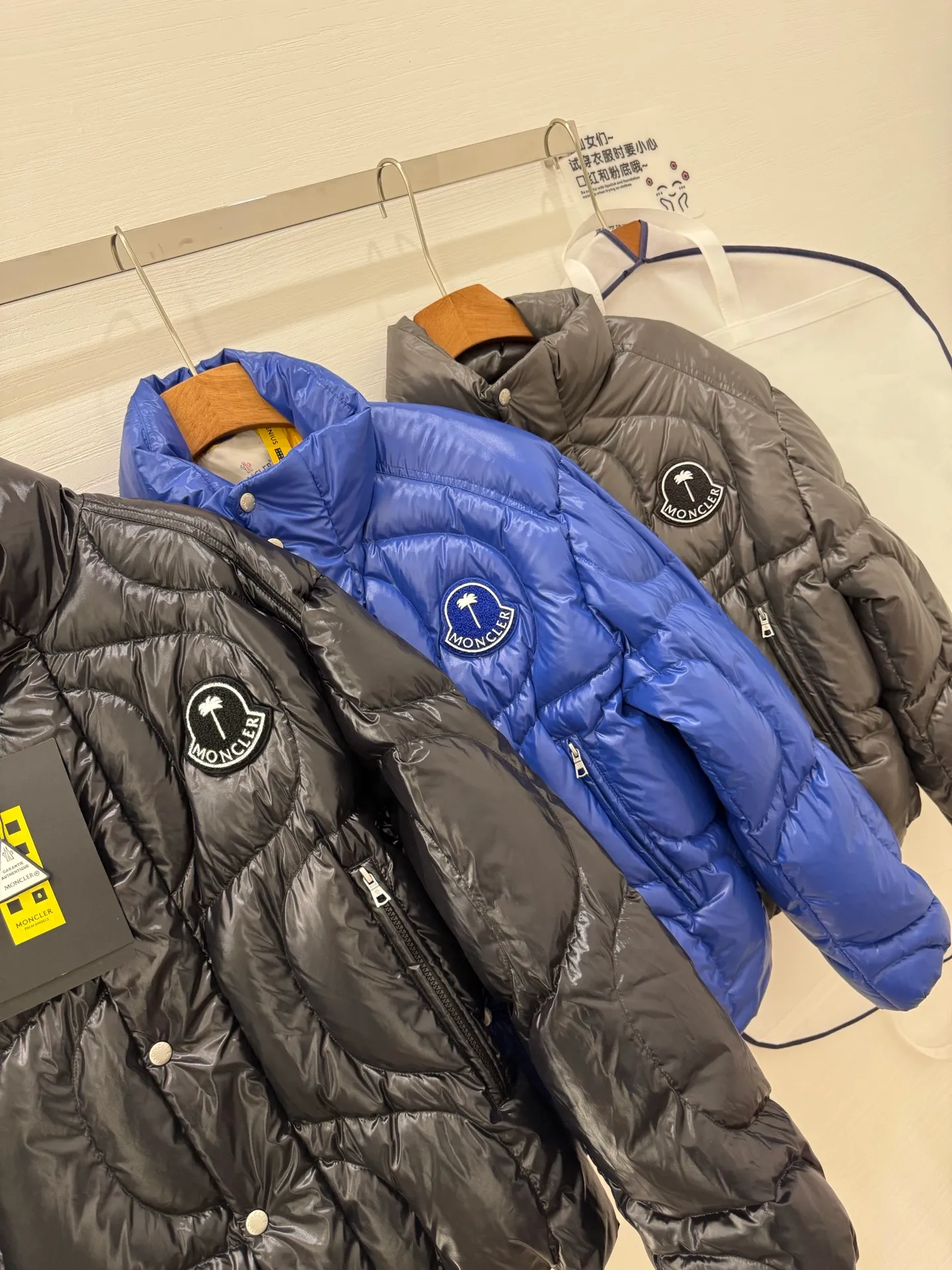 P1100 Italy Moncler PALM ANGELS co-branded HAUNANI contrasting color stand-collar down jacket. Same style as Olympic champion. Same style down jacket as Pan Zhanle. GET [BUY R] [BUY R] Palm Angels joint series. Code number: 1-2-3-4 Color: gray*black*blue