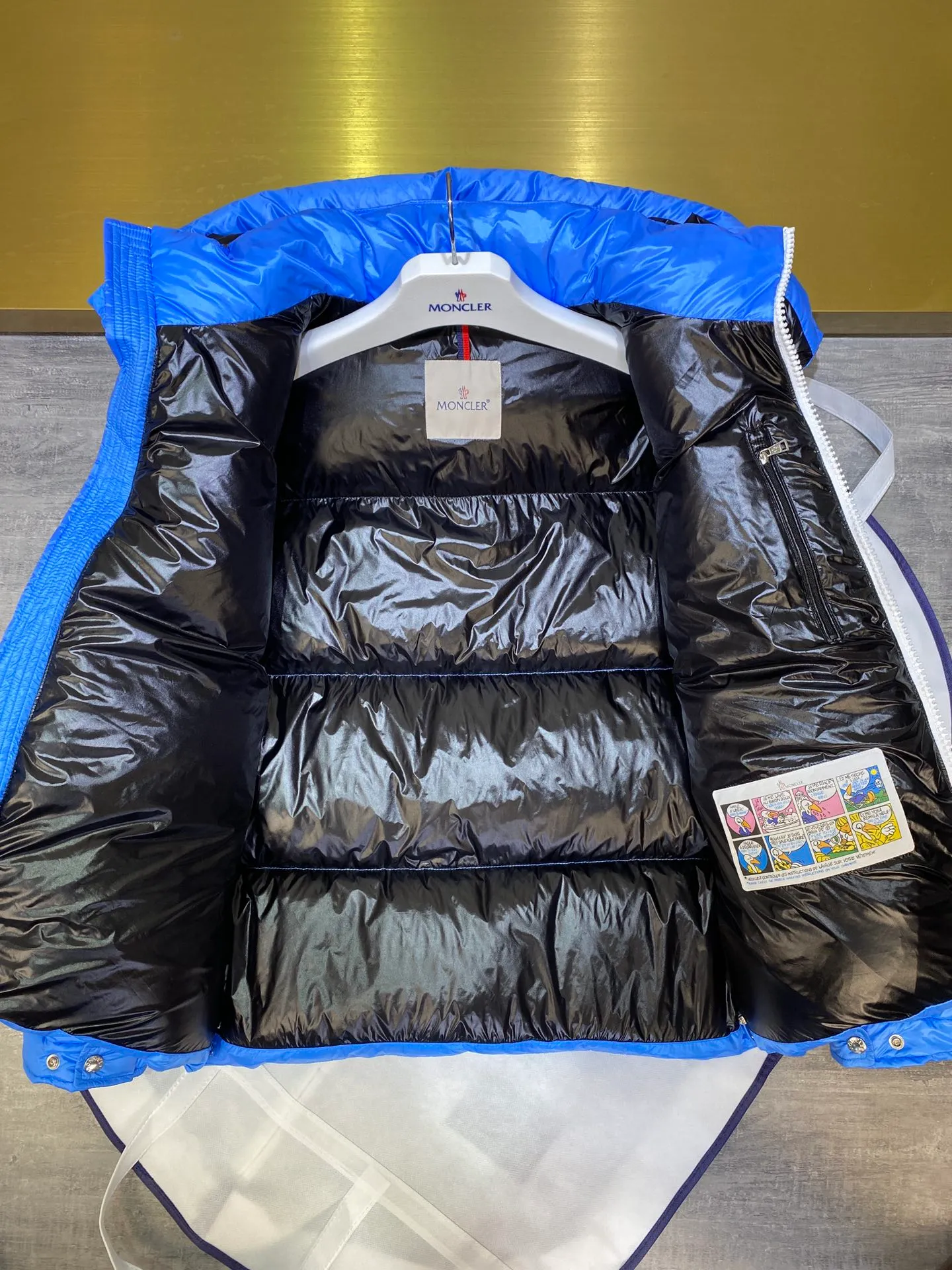 P880 Moncler Liu Haoran star's same style bread suit for couples, the fabric is imported from Korea🇰🇷, waterproof, windproof and wear-resistant🐮‼ ️, so the fabric must be very soft and thick as expected. 🤓🤓The sleeves are equipped with the iconic Moncler logo👏🏼, the hat is removable🧢, and the hat is decorated with a circle, echoing the brand's fashion trend‼ ️. Regular cuffs for warmth and comfort. ☺️☺️The cold protection index is minus 15-25℃🥶It is enough to wear in the winter of minus 30-40℃ in Toronto! ! ! Provide you with the best protection in cold weather. 🥳 Color: Black, Blue, Yellow, Size: 1 2 3 4 5