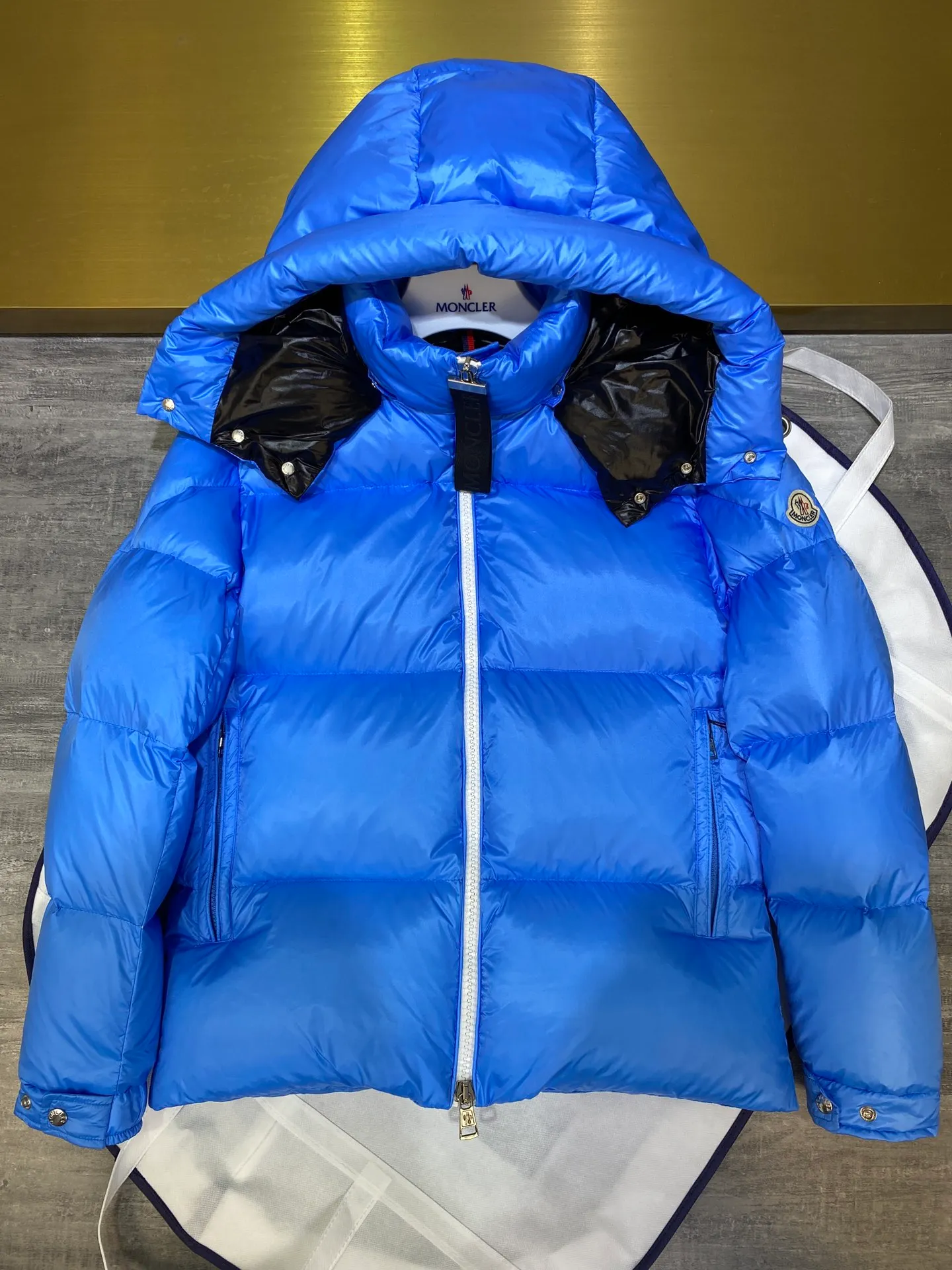 P880 Moncler Liu Haoran star's same style bread suit for couples, the fabric is imported from Korea🇰🇷, waterproof, windproof and wear-resistant🐮‼ ️, so the fabric must be very soft and thick as expected. 🤓🤓The sleeves are equipped with the iconic Moncler logo👏🏼, the hat is removable🧢, and the hat is decorated with a circle, echoing the brand's fashion trend‼ ️. Regular cuffs for warmth and comfort. ☺️☺️The cold protection index is minus 15-25℃🥶It is enough to wear in the winter of minus 30-40℃ in Toronto! ! ! Provide you with the best protection in cold weather. 🥳 Color: Black, Blue, Yellow, Size: 1 2 3 4 5