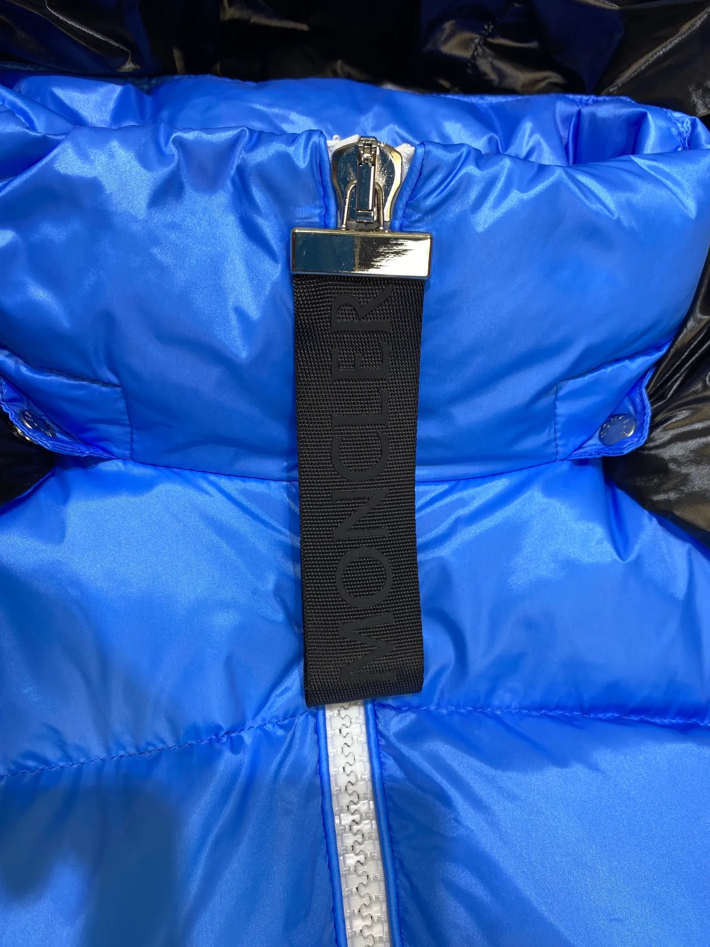 P880 Moncler Liu Haoran star's same style bread suit for couples, the fabric is imported from Korea🇰🇷, waterproof, windproof and wear-resistant🐮‼ ️, so the fabric must be very soft and thick as expected. 🤓🤓The sleeves are equipped with the iconic Moncler logo👏🏼, the hat is removable🧢, and the hat is decorated with a circle, echoing the brand's fashion trend‼ ️. Regular cuffs for warmth and comfort. ☺️☺️The cold protection index is minus 15-25℃🥶It is enough to wear in the winter of minus 30-40℃ in Toronto! ! ! Provide you with the best protection in cold weather. 🥳 Color: Black, Blue, Yellow, Size: 1 2 3 4 5