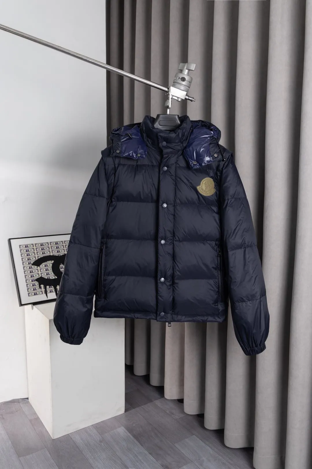 P850 Style number: HE377 Moncler Cyclone-Moncler 24 new style two-in-one down jacket with detachable sleeves The fabric is made of nylon resin fabric, which is windproof and cold-proof in winter. The inner filling is made of 90 goose down, and the down filling is as high as 400g. The upper body is extremely warm. The clothes use the sleeve and hood removal process, which is complicated and time-consuming. It can be used as a vest when it is removed and can be worn multiple times. It has custom-made small letter buttons with a mask and a hardware logo slider. It is made from the original version of the authentic counter. It has three complete standards and the original version. It is a popular down jacket that has been in the market for 24 years. You can buy it with confidence. Color: Black red/black green Size: 1 2 3 4