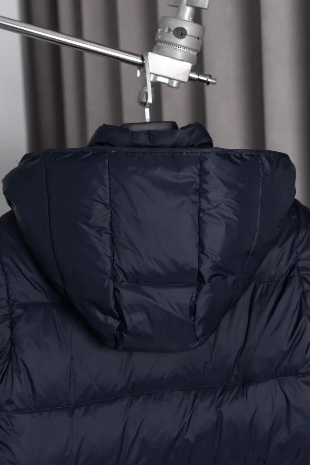 P850 Style number: HE377 Moncler Cyclone-Moncler 24 new style two-in-one down jacket with detachable sleeves The fabric is made of nylon resin fabric, which is windproof and cold-proof in winter. The inner filling is made of 90 goose down, and the down filling is as high as 400g. The upper body is extremely warm. The clothes use the sleeve and hood removal process, which is complicated and time-consuming. It can be used as a vest when it is removed and can be worn multiple times. It has custom-made small letter buttons with a mask and a hardware logo slider. It is made from the original version of the authentic counter. It has three complete standards and the original version. It is a popular down jacket that has been in the market for 24 years. You can buy it with confidence. Color: Black red/black green Size: 1 2 3 4