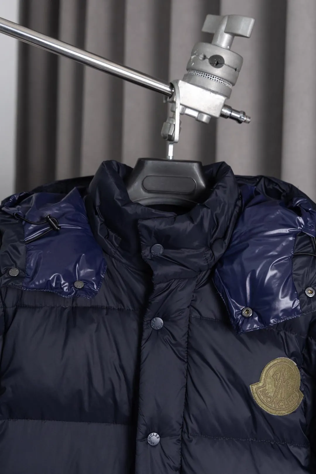 P850 Style number: HE377 Moncler Cyclone-Moncler 24 new style two-in-one down jacket with detachable sleeves The fabric is made of nylon resin fabric, which is windproof and cold-proof in winter. The inner filling is made of 90 goose down, and the down filling is as high as 400g. The upper body is extremely warm. The clothes use the sleeve and hood removal process, which is complicated and time-consuming. It can be used as a vest when it is removed and can be worn multiple times. It has custom-made small letter buttons with a mask and a hardware logo slider. It is made from the original version of the authentic counter. It has three complete standards and the original version. It is a popular down jacket that has been in the market for 24 years. You can buy it with confidence. Color: Black red/black green Size: 1 2 3 4