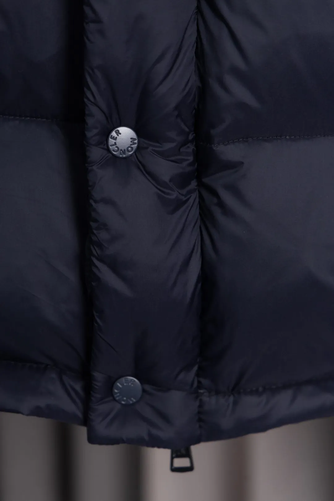 P850 Style number: HE377 Moncler Cyclone-Moncler 24 new style two-in-one down jacket with detachable sleeves The fabric is made of nylon resin fabric, which is windproof and cold-proof in winter. The inner filling is made of 90 goose down, and the down filling is as high as 400g. The upper body is extremely warm. The clothes use the sleeve and hood removal process, which is complicated and time-consuming. It can be used as a vest when it is removed and can be worn multiple times. It has custom-made small letter buttons with a mask and a hardware logo slider. It is made from the original version of the authentic counter. It has three complete standards and the original version. It is a popular down jacket that has been in the market for 24 years. You can buy it with confidence. Color: Black red/black green Size: 1 2 3 4