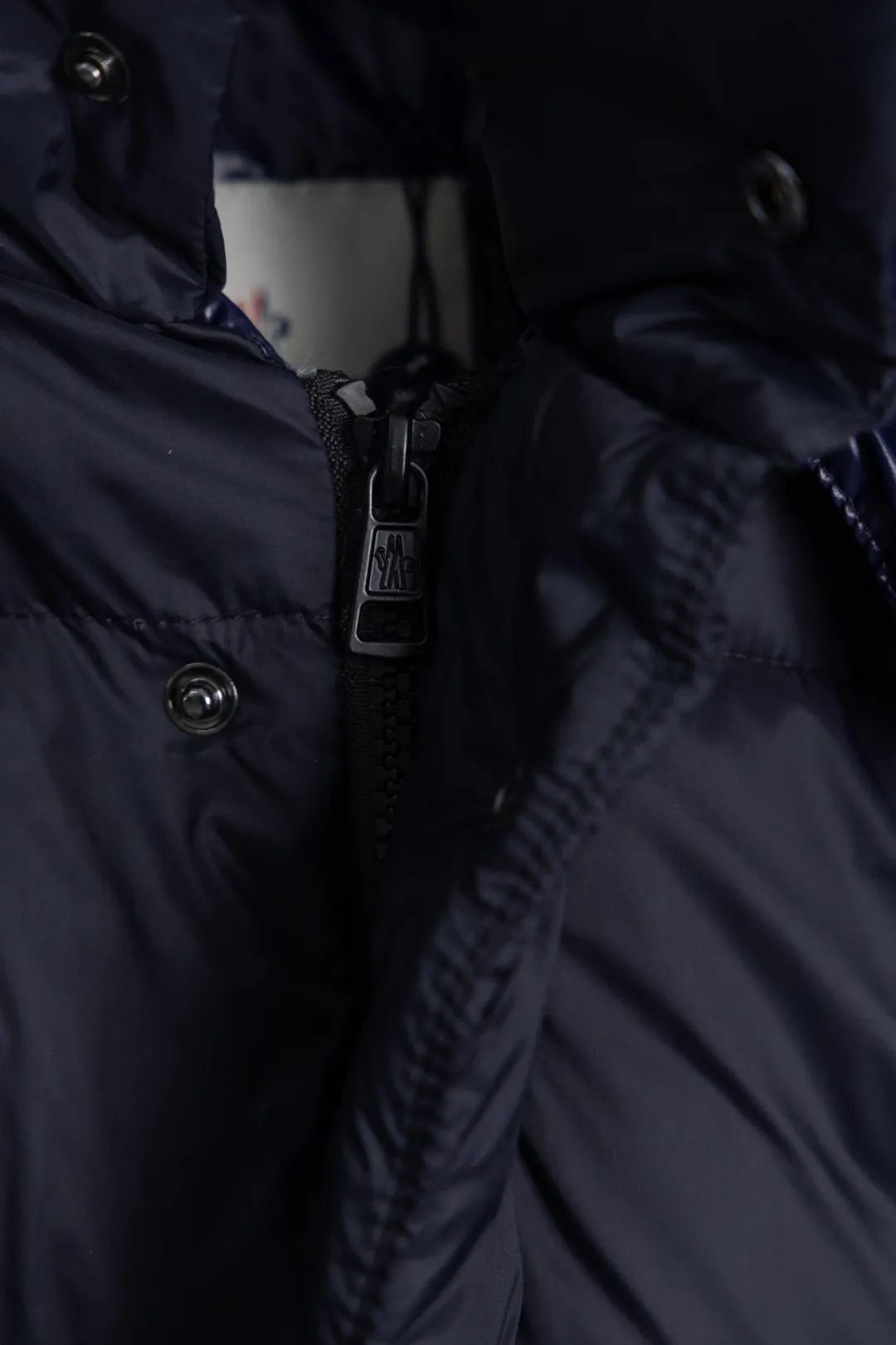 P850 Style number: HE377 Moncler Cyclone-Moncler 24 new style two-in-one down jacket with detachable sleeves The fabric is made of nylon resin fabric, which is windproof and cold-proof in winter. The inner filling is made of 90 goose down, and the down filling is as high as 400g. The upper body is extremely warm. The clothes use the sleeve and hood removal process, which is complicated and time-consuming. It can be used as a vest when it is removed and can be worn multiple times. It has custom-made small letter buttons with a mask and a hardware logo slider. It is made from the original version of the authentic counter. It has three complete standards and the original version. It is a popular down jacket that has been in the market for 24 years. You can buy it with confidence. Color: Black red/black green Size: 1 2 3 4