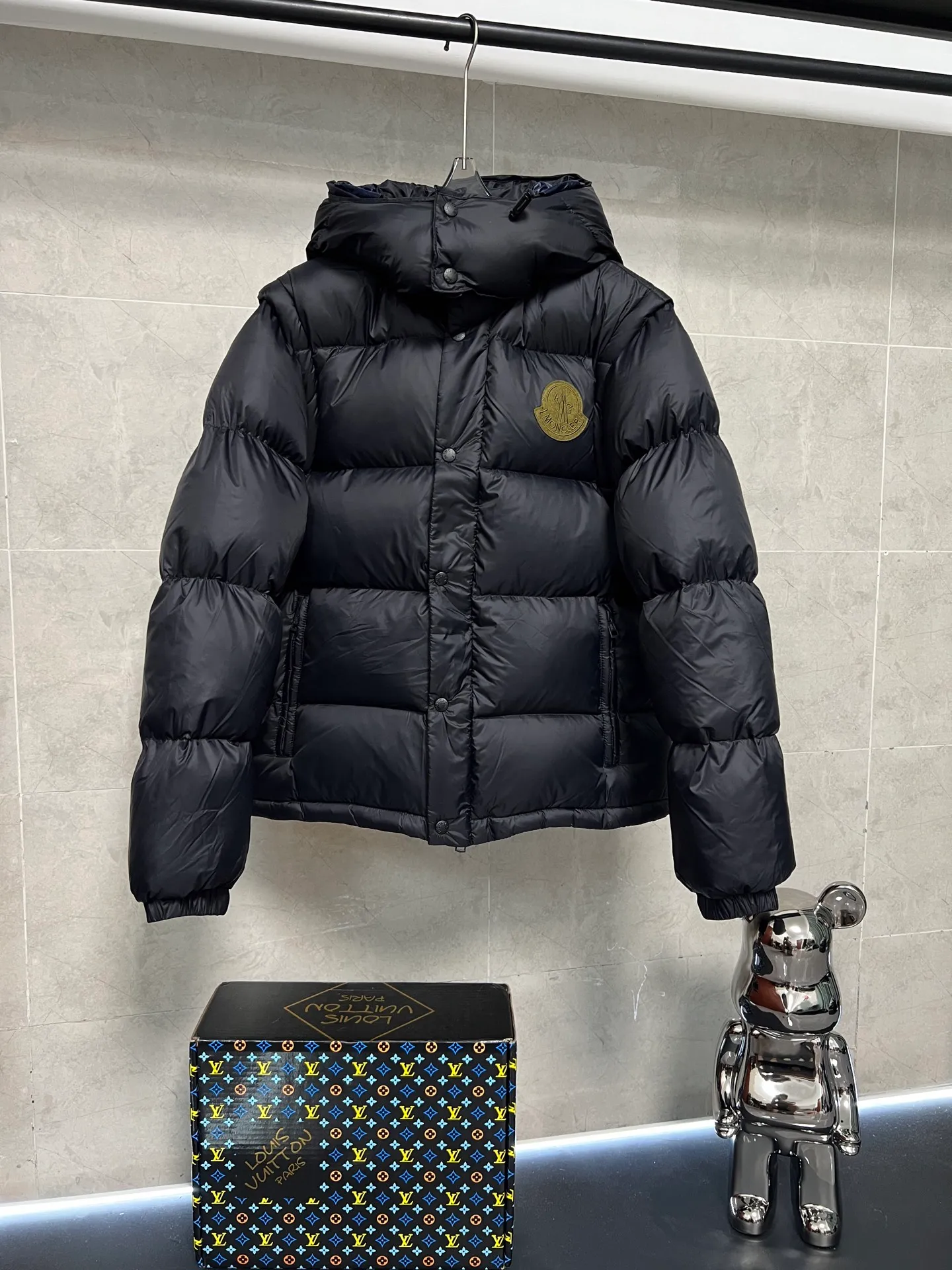 P840 Moncler Mouth Cyclone 2-in-1 Mouth Mouth New Autumn and Winter Down Jacket Stand-up collar, hooded and detachable sleeve design, one garment can be worn in a variety of styles, suitable for various looks; Made of custom-made windproof and rain-proof fabric, anti-wrinkle, anti-static and quick-drying, soft and skin-friendly, and extremely comfortable for the upper body; Stand-up collar and hooded design, combining business and leisure A down jacket; filled with 90% goose down, warm, fluffy and soft; made in brand factories, with impeccable quality and details; decorated with the brand logo on the chest, highly recognizable; a down jacket suitable for various occasions, with unparalleled warmth Size: 12345