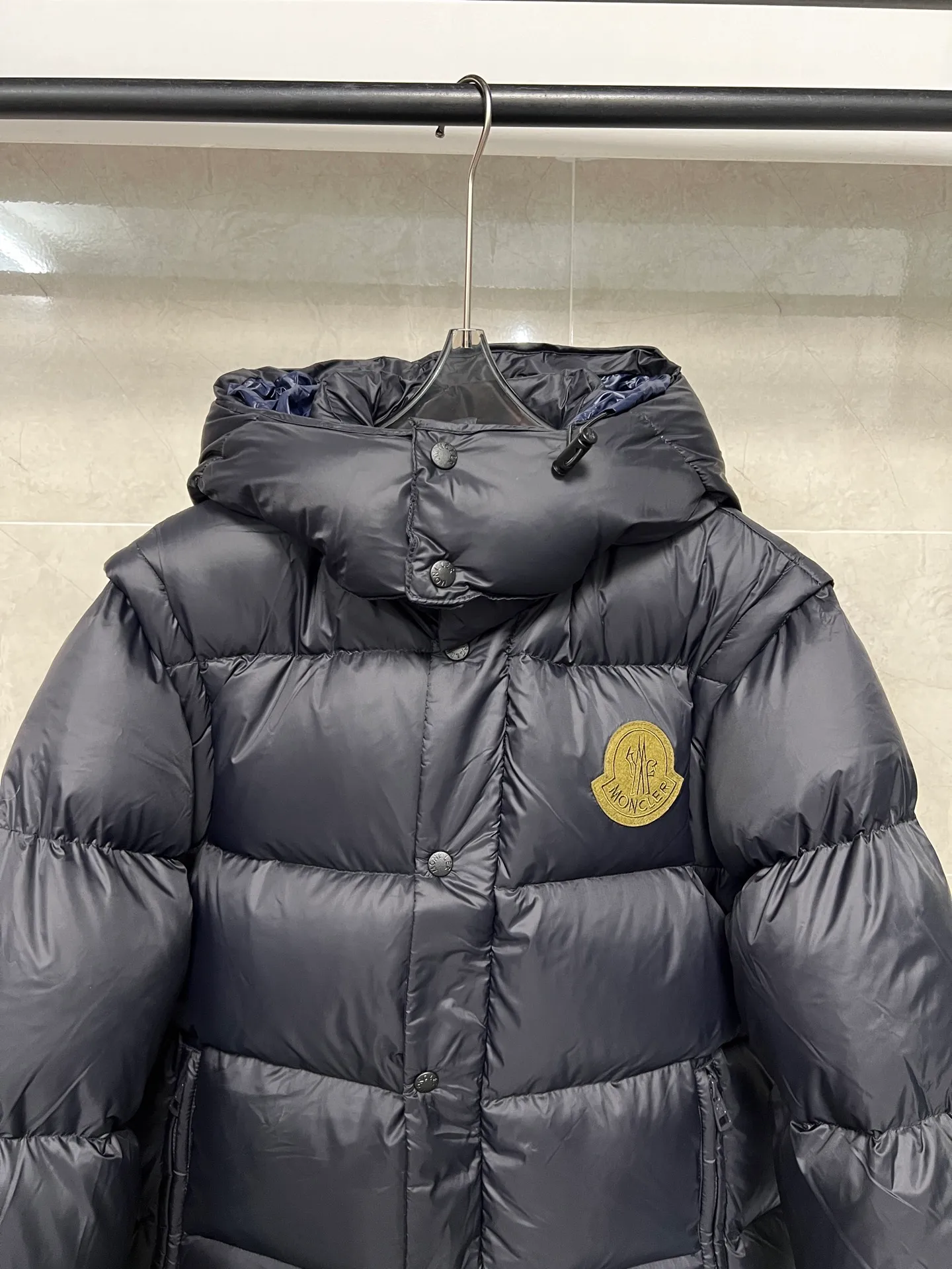 P840 Moncler Mouth Cyclone 2-in-1 Mouth Mouth New Autumn and Winter Down Jacket Stand-up collar, hooded and detachable sleeve design, one garment can be worn in a variety of styles, suitable for various looks; Made of custom-made windproof and rain-proof fabric, anti-wrinkle, anti-static and quick-drying, soft and skin-friendly, and extremely comfortable for the upper body; Stand-up collar and hooded design, combining business and leisure A down jacket; filled with 90% goose down, warm, fluffy and soft; made in brand factories, with impeccable quality and details; decorated with the brand logo on the chest, highly recognizable; a down jacket suitable for various occasions, with unparalleled warmth Size: 12345