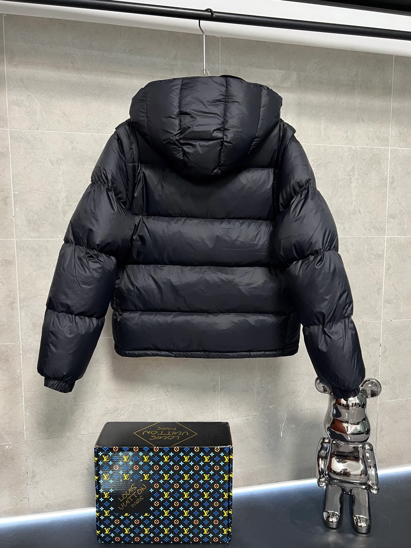 P840 Moncler Mouth Cyclone 2-in-1 Mouth Mouth New Autumn and Winter Down Jacket Stand-up collar, hooded and detachable sleeve design, one garment can be worn in a variety of styles, suitable for various looks; Made of custom-made windproof and rain-proof fabric, anti-wrinkle, anti-static and quick-drying, soft and skin-friendly, and extremely comfortable for the upper body; Stand-up collar and hooded design, combining business and leisure A down jacket; filled with 90% goose down, warm, fluffy and soft; made in brand factories, with impeccable quality and details; decorated with the brand logo on the chest, highly recognizable; a down jacket suitable for various occasions, with unparalleled warmth Size: 12345