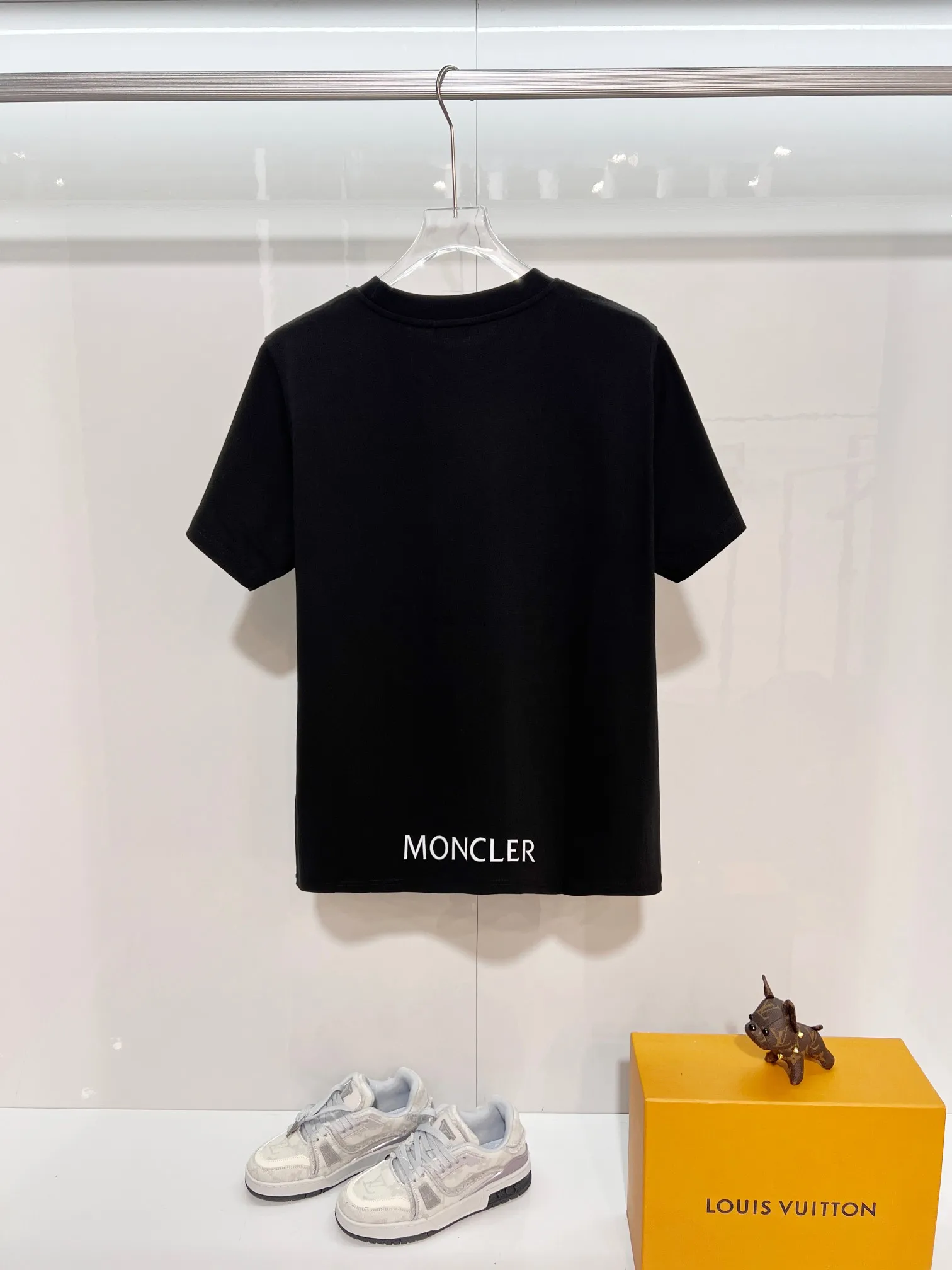 P150 MONCLER/Muzzled 300g pure cotton round neck short-sleeved T-shirt Brand classic Badge letter LOGO embossed process 2025ss official synchronization High version High quality Fashionable personality Versatile trend Pure original quality Original fabric Hang tag Collar label Washed wheat Complete three standards Color: Black. White. Size: S M L XL XXL
