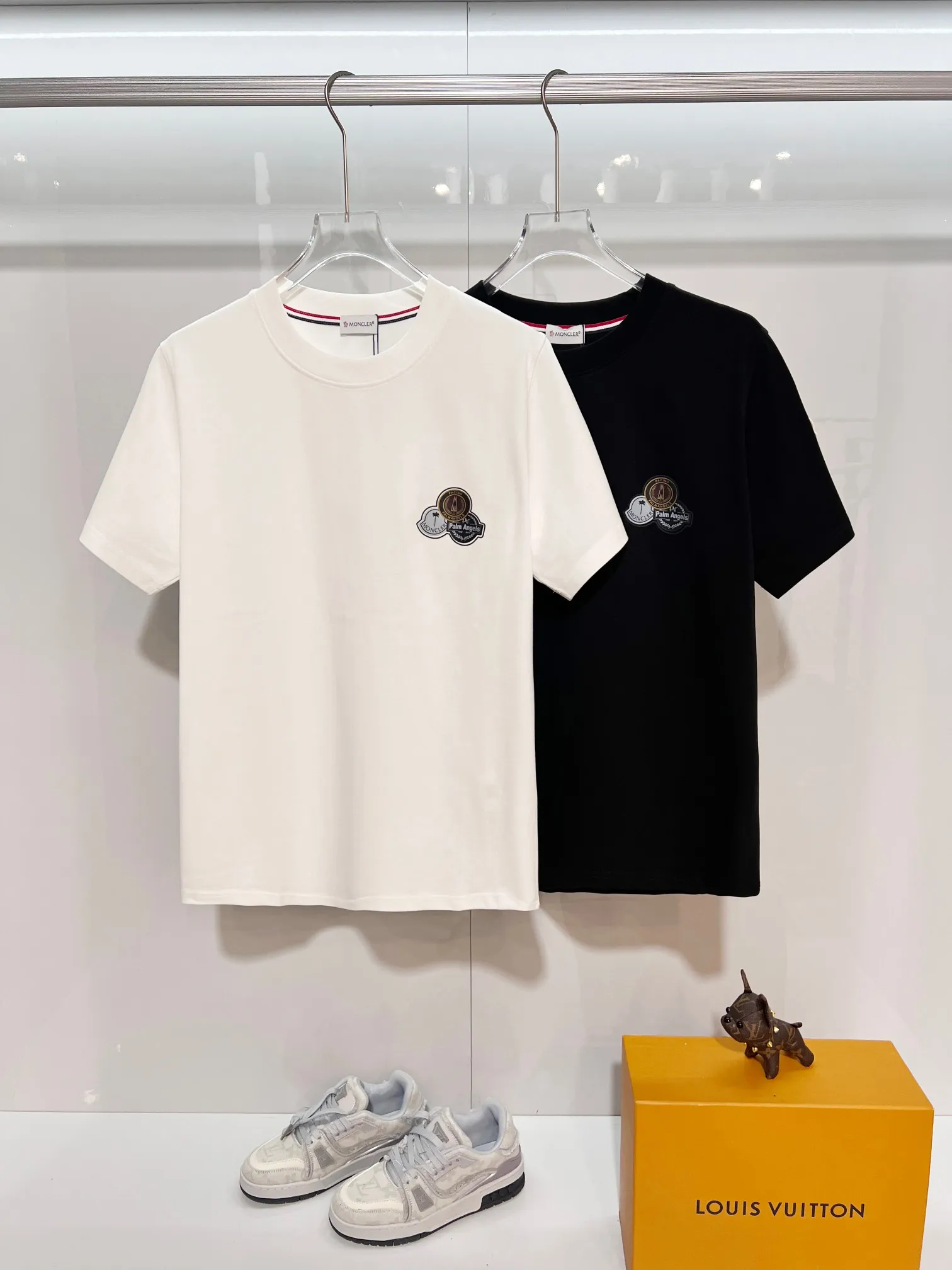 P150 MONCLER/Muzzled 300g pure cotton round neck short-sleeved T-shirt Brand classic Badge letter LOGO embossed process 2025ss official synchronization High version High quality Fashionable personality Versatile trend Pure original quality Original fabric Hang tag Collar label Washed wheat Complete three standards Color: Black. White. Size: S M L XL XXL
