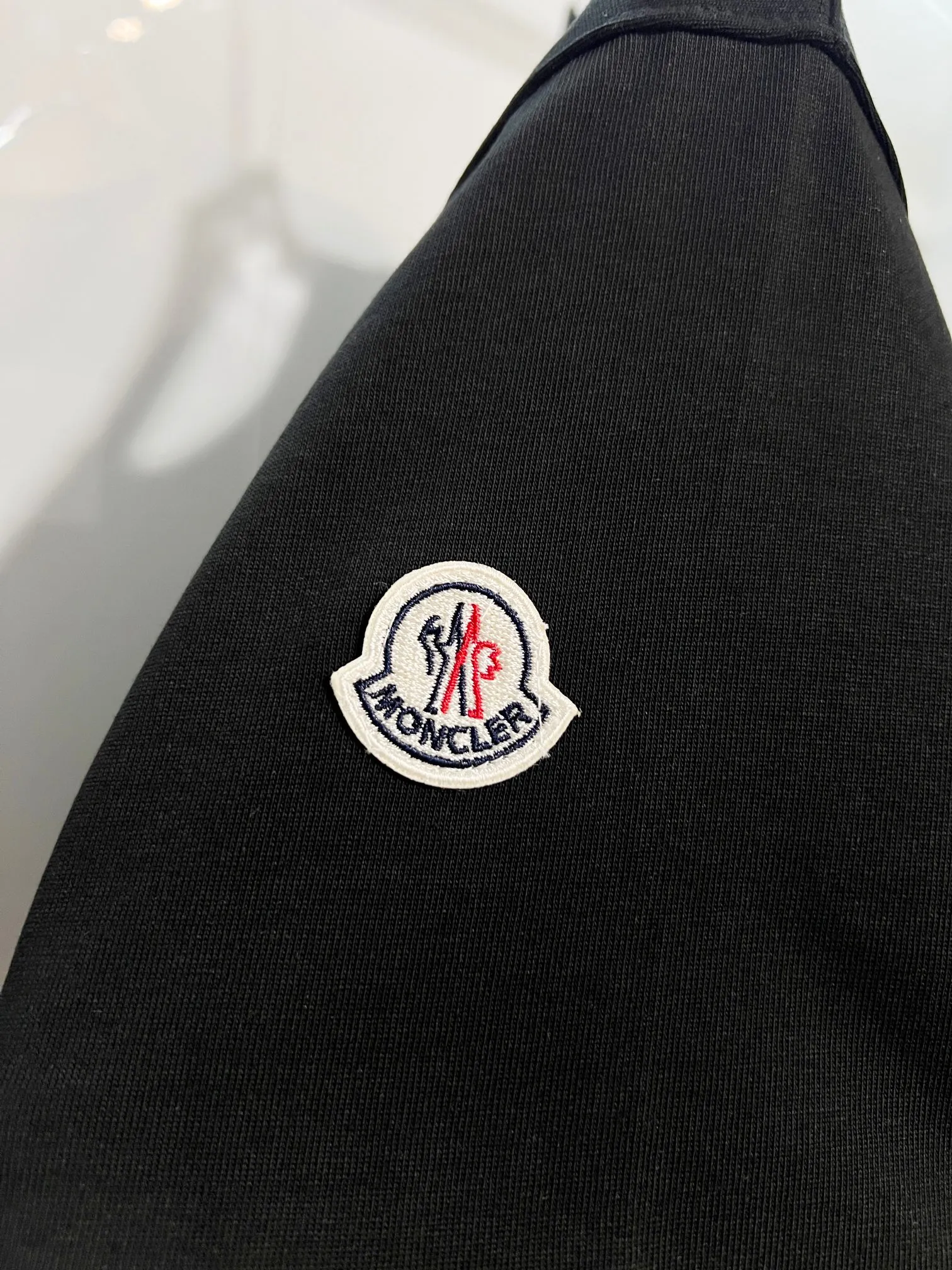 P150 MONCLER/Muzzled 300g pure cotton round neck short-sleeved T-shirt Brand classic Badge letter LOGO embossed process 2025ss official synchronization High version High quality Fashionable personality Versatile trend Pure original quality Original fabric Hang tag Collar label Washed wheat Complete three standards Color: Black. White. Size: S M L XL XXL