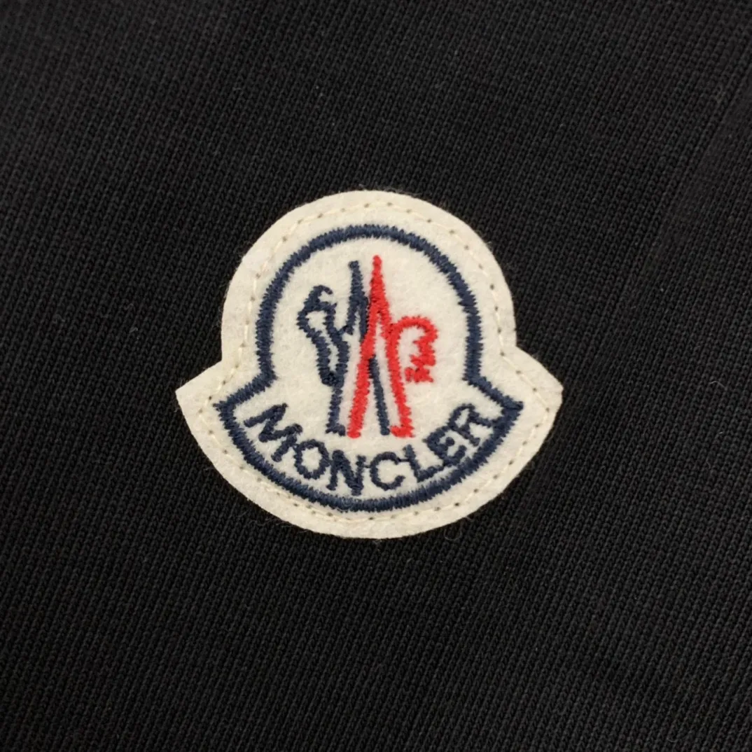 P130 Style: Moncler/muzzled short-sleeved T-shirt Fabric: 300g double yarn 100% cotton Rib: 320g Solona Process: Printing Color: White Black Size: S M L XL XXL No gender distinction, same style for men and women