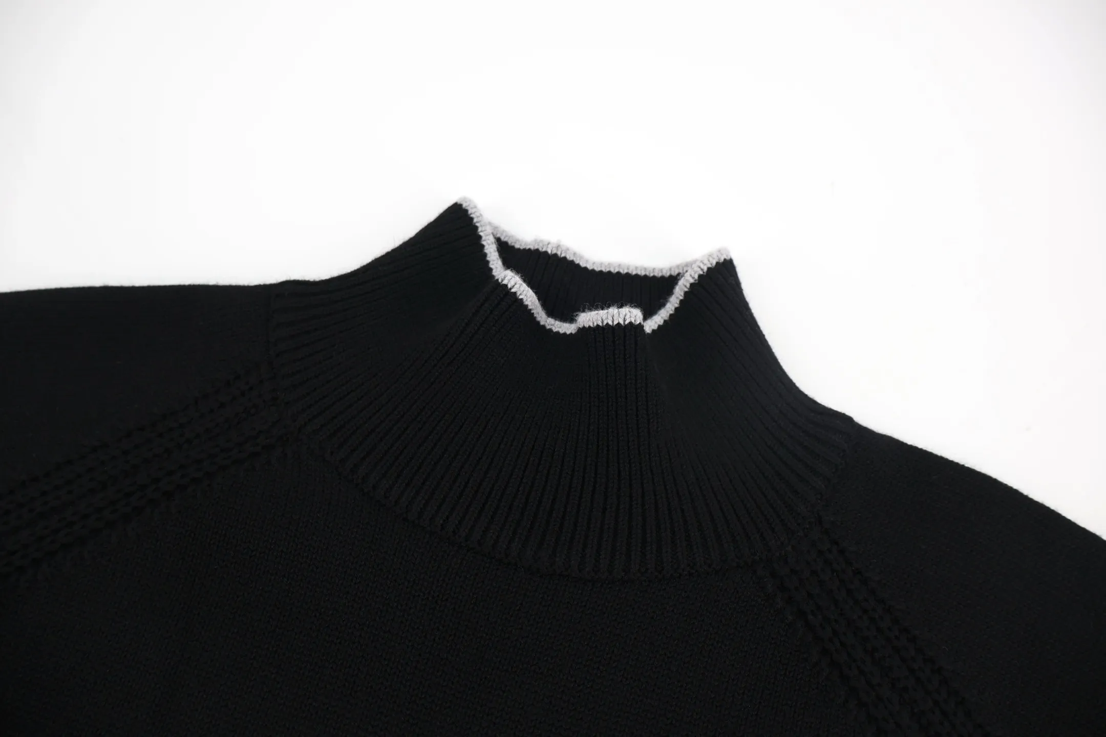 P470 Moncler logo turtleneck long-sleeved sweater (black) original version 4264 purchased and developed, weighing about 800 grams. This sweater adopts high-neck knitting technology, and the neck texture is tight and elastic, which is both warm and stylish. In terms of detailed craftsmanship, hollow knitting splicing technology is used on the shoulders, with fine texture and distinct layers, which enhances the design sense of the body; the contrasting rib technology on the cuffs and hem forms a soft contrast with the main color, improving the overall sophistication; the brand logo on the left arm uses three-dimensional embroidery technology, with precise stitching, highlighting the brand recognition. Made of high-quality knitted fabrics and made with fine weaving technology, it is skin-friendly, comfortable and has a crisp silhouette. From the warm design of the collar to the details of the embroidery, every craftsmanship reflects the brand's dual pursuit of quality and fashion. It is an autumn and winter item that combines practicality and design. Purchase the original version for development, order the color and dye it, and feel free to compare it with any version on the market. Size:S-M-L
