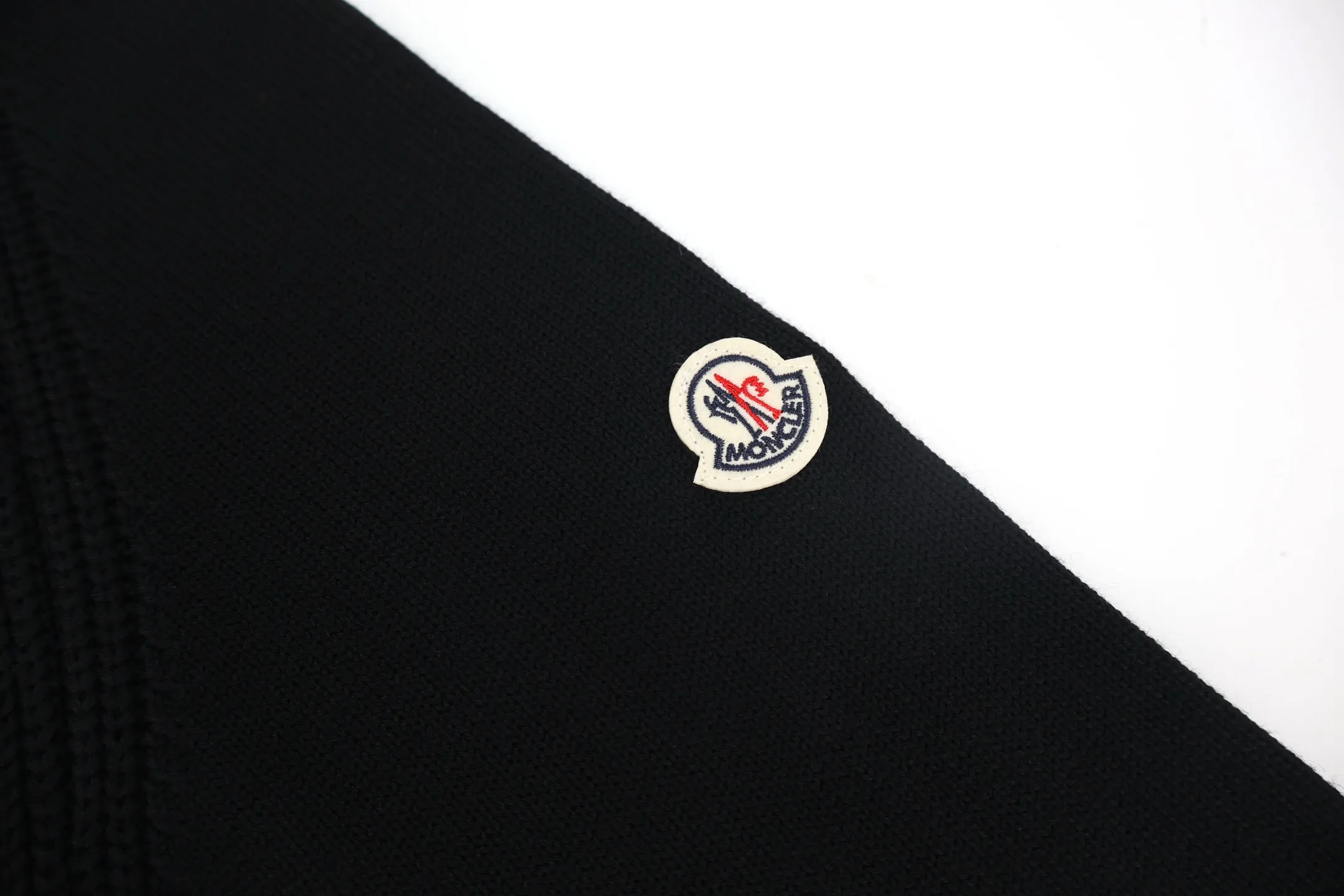 P470 Moncler logo turtleneck long-sleeved sweater (black) original version 4264 purchased and developed, weighing about 800 grams. This sweater adopts high-neck knitting technology, and the neck texture is tight and elastic, which is both warm and stylish. In terms of detailed craftsmanship, hollow knitting splicing technology is used on the shoulders, with fine texture and distinct layers, which enhances the design sense of the body; the contrasting rib technology on the cuffs and hem forms a soft contrast with the main color, improving the overall sophistication; the brand logo on the left arm uses three-dimensional embroidery technology, with precise stitching, highlighting the brand recognition. Made of high-quality knitted fabrics and made with fine weaving technology, it is skin-friendly, comfortable and has a crisp silhouette. From the warm design of the collar to the details of the embroidery, every craftsmanship reflects the brand's dual pursuit of quality and fashion. It is an autumn and winter item that combines practicality and design. Purchase the original version for development, order the color and dye it, and feel free to compare it with any version on the market. Size:S-M-L