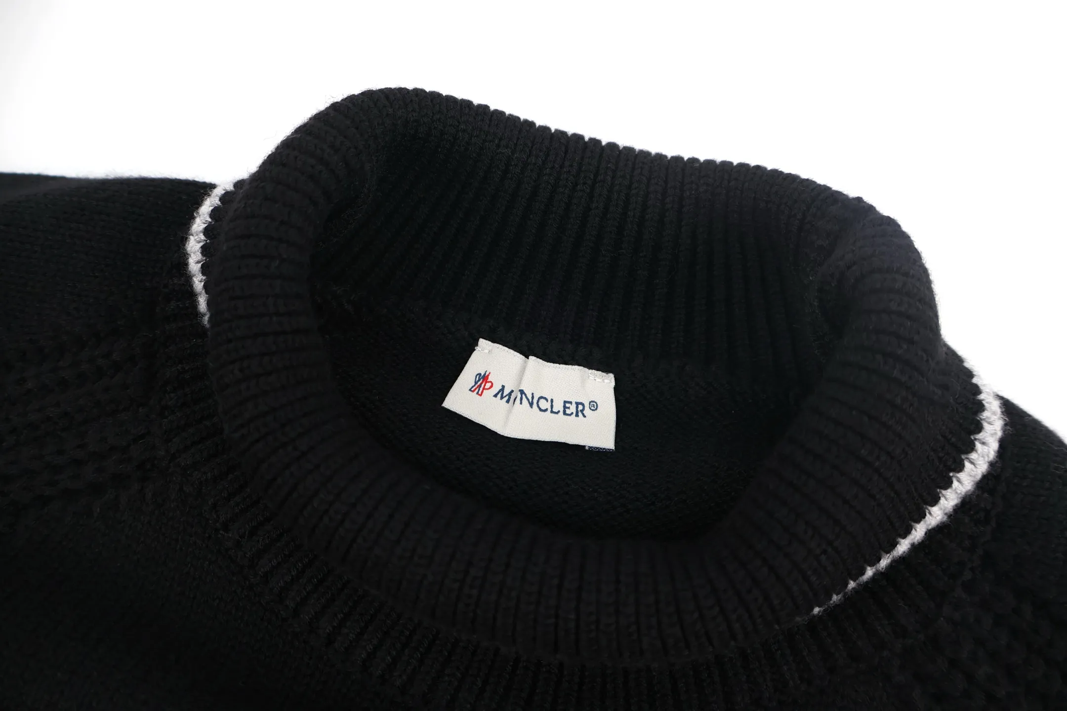 P470 Moncler logo turtleneck long-sleeved sweater (black) original version 4264 purchased and developed, weighing about 800 grams. This sweater adopts high-neck knitting technology, and the neck texture is tight and elastic, which is both warm and stylish. In terms of detailed craftsmanship, hollow knitting splicing technology is used on the shoulders, with fine texture and distinct layers, which enhances the design sense of the body; the contrasting rib technology on the cuffs and hem forms a soft contrast with the main color, improving the overall sophistication; the brand logo on the left arm uses three-dimensional embroidery technology, with precise stitching, highlighting the brand recognition. Made of high-quality knitted fabrics and made with fine weaving technology, it is skin-friendly, comfortable and has a crisp silhouette. From the warm design of the collar to the details of the embroidery, every craftsmanship reflects the brand's dual pursuit of quality and fashion. It is an autumn and winter item that combines practicality and design. Purchase the original version for development, order the color and dye it, and feel free to compare it with any version on the market. Size:S-M-L
