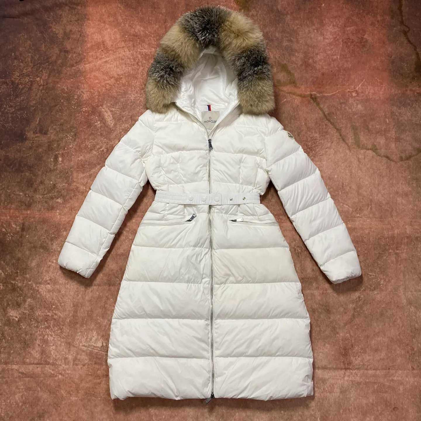 P1020 Moncler🌟25 new autumn and winter large fur collar long waisted hooded down jacket. The classic hot style among down jackets. A must-have in winter. Customized detachable large fur collar hooded long down jacket. The upper body is not too bloated. It is designed with a belt to tighten the waist. It is classic, handsome and warm. National standard 90 white goose down filling. Imported machine stitching and stitching technology. Fashionable and warm upper body. Excellent practicality. Style number: black white size: 1234