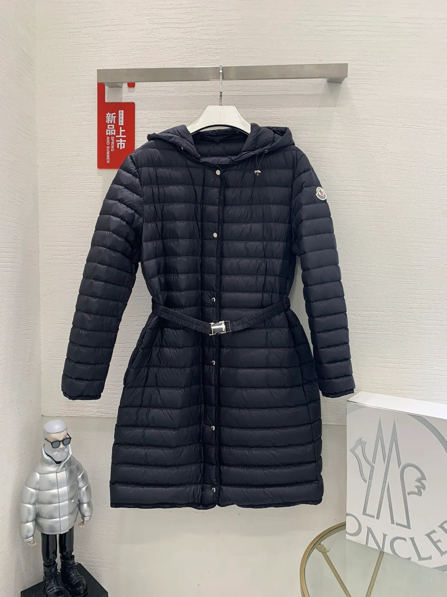 P840 Moncler recently launched OREDONNE women's mid-length slim belted goose down jacket. ✨Complete three labels, synchronized with counters ✨90% goose down filling ✨Slim-fitting waistband design, not picky. Milanese brand Moncler is a benchmark brand in the ski wear industry, and it knows the secret of keeping warm in cold weather. If you want proof, just wear an oredon parka jacket. Made from durable shell and filled with down for added warmth, the silhouette features a quilted and drawstring hood and an elasticated hem for extra protection on chilly days.  Moncler shell down jacket 100% polyamide; filling 90% down, 10% feather; lining 100% polyamide Concealed zip fastening at front Regular fit, drawstring hood, long sleeves, elasticated sleeves and hem, brand badge on sleeves, two front straight pockets with snap buttons, waistband with elasticated waistband, quilted pattern, branded silver Sizes: 0-3