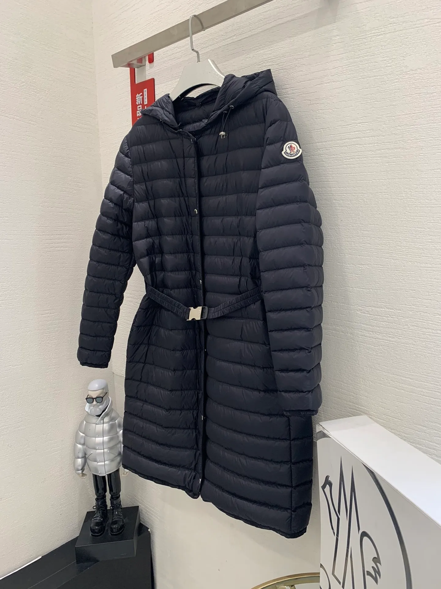 P840 Moncler recently launched OREDONNE women's mid-length slim belted goose down jacket. ✨Complete three labels, synchronized with counters ✨90% goose down filling ✨Slim-fitting waistband design, not picky. Milanese brand Moncler is a benchmark brand in the ski wear industry, and it knows the secret of keeping warm in cold weather. If you want proof, just wear an oredon parka jacket. Made from durable shell and filled with down for added warmth, the silhouette features a quilted and drawstring hood and an elasticated hem for extra protection on chilly days.  Moncler shell down jacket 100% polyamide; filling 90% down, 10% feather; lining 100% polyamide Concealed zip fastening at front Regular fit, drawstring hood, long sleeves, elasticated sleeves and hem, brand badge on sleeves, two front straight pockets with snap buttons, waistband with elasticated waistband, quilted pattern, branded silver Sizes: 0-3