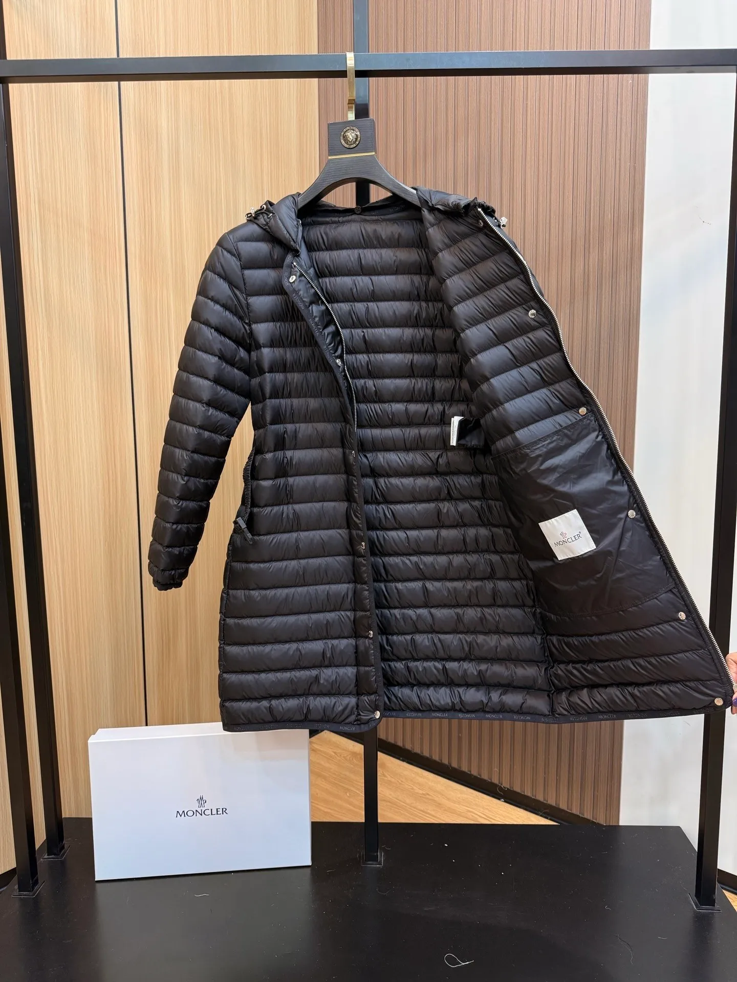 P840 Moncler recently launched OREDONNE women's mid-length slim belted goose down jacket. ✨Complete three labels, synchronized with counters ✨90% goose down filling ✨Slim-fitting waistband design, not picky. Milanese brand Moncler is a benchmark brand in the ski wear industry, and it knows the secret of keeping warm in cold weather. If you want proof, just wear an oredon parka jacket. Made from durable shell and filled with down for added warmth, the silhouette features a quilted and drawstring hood and an elasticated hem for extra protection on chilly days.  Moncler shell down jacket 100% polyamide; filling 90% down, 10% feather; lining 100% polyamide Concealed zip fastening at front Regular fit, drawstring hood, long sleeves, elasticated sleeves and hem, brand badge on sleeves, two front straight pockets with snap buttons, waistband with elasticated waistband, quilted pattern, branded silver Sizes: 0-3