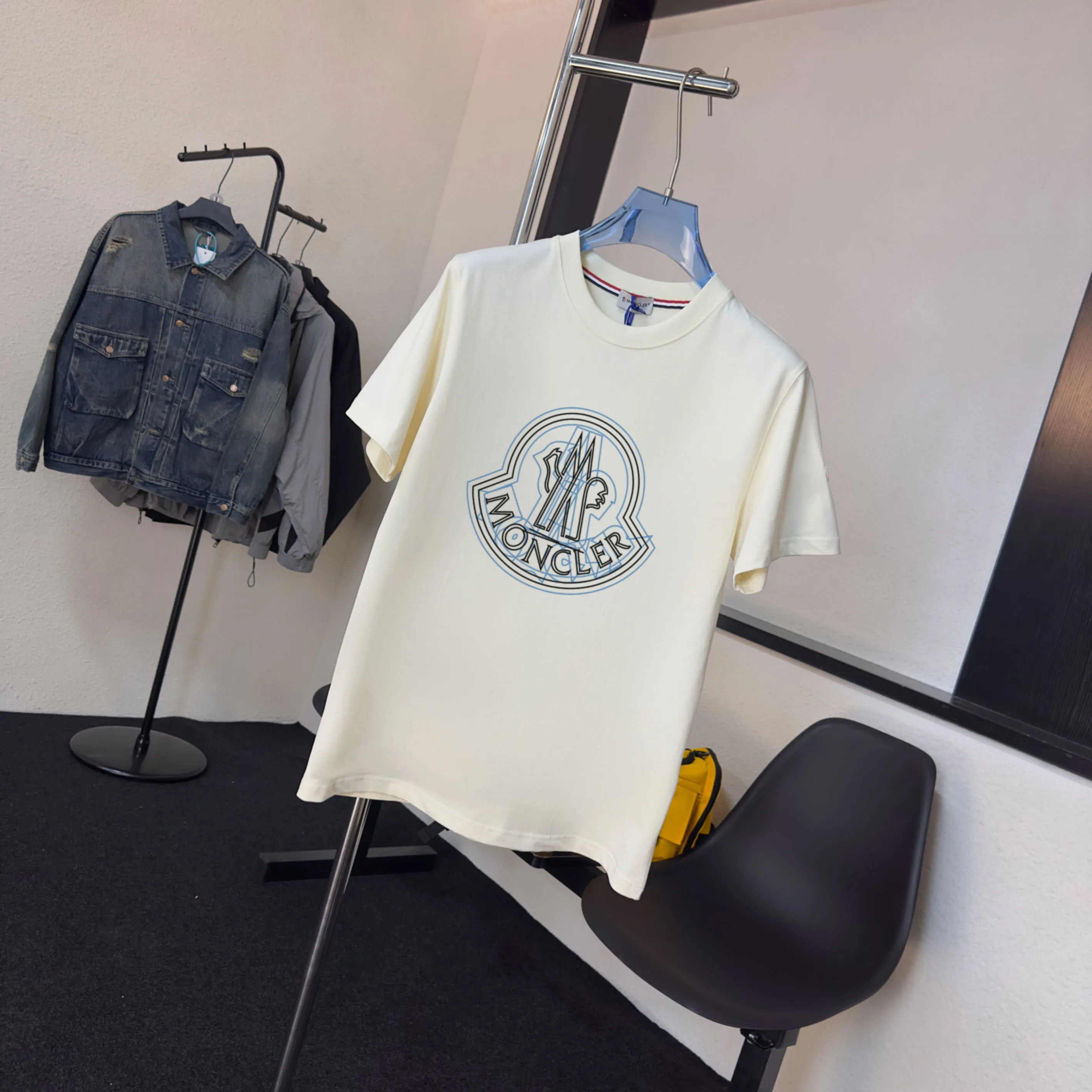 P140 💰Upgraded version "Mobile phone smart sensor ~ NFC chip armband ~ direct access to the official website for anti-counterfeiting" "Moncler ~ Mouth Mouth" 2025 new high-quality round neck short-sleeved T-shirt. The cuffs have imported embroidered labels. Customized dyeing, very comfortable to touch. Super versatile and good-looking short-sleeved. Complete with three labels. Non-market ordinary version. Feel free to compare. Quality is absolutely guaranteed! ‼ First of all, this original fabric is all custom-woven with 32-count double yarn fabric, 250G, and the weight is the same‼ Fine workmanship, double waistcoat method, double waistcoat method, double waistcoat method makes the whole dress more three-dimensional, which is not a craft that ordinary T-shirts can achieve🤪 Size: S-M-L-XL-2XL Color: black, white, apricot, same style for men and women
