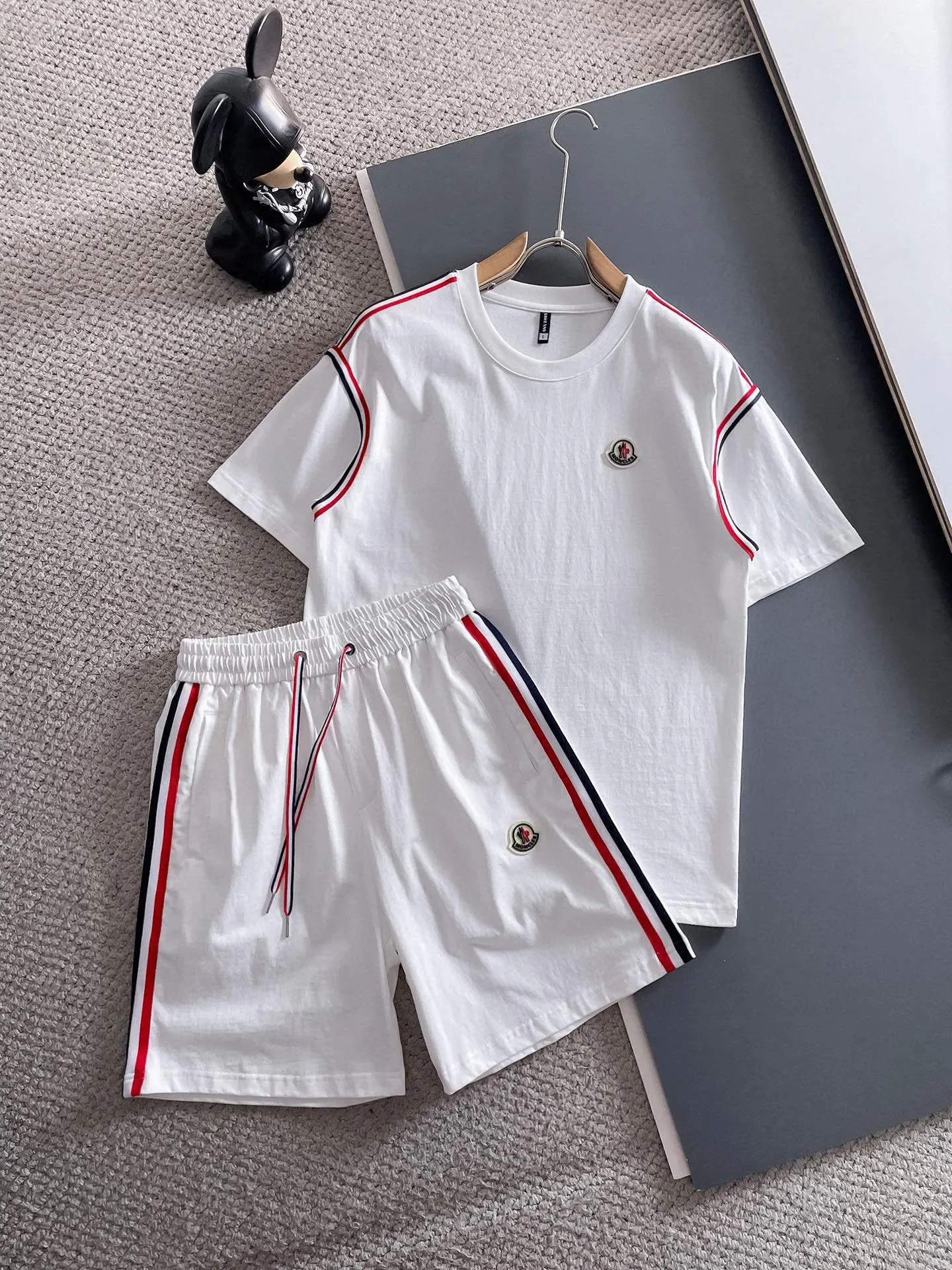 P570 Brand [MONCLER Mouth Covered] 2025 round neck short-sleeved shorts suit. The pure cotton fabric upper body will not be stuffy, the smooth and comfortable skin-friendly effect is more breathable, the fabric has its own texture, classic logo technology, a new interpretation from a unique angle, fashionable and versatile choice! Size: M-3XL (maximum wear: 190 pounds)