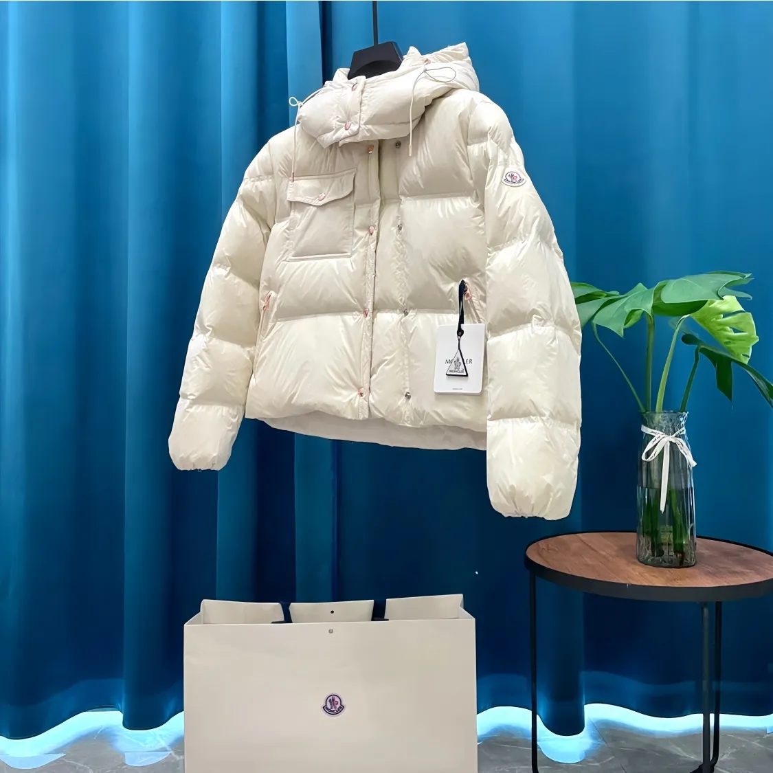 P960 Moncler➡️Mountain Mouth New Style🦢Goose Down Double-breasted Snap Hooded Down Jacket Jacket Women's MONCLER Moncler Meng Mouth Bursting Street New Product Design Fashionable and Versatile, Comfortable, Breathable, Mouth Down Jacket~Supports NFC chip sensor. Available simultaneously on the official website! This down jacket has a great sense of design and looks. You can buy it directly due to quality control. It’s a high-end product that you can’t go wrong with! Simple and elegant design ~ and engraved with 1ogo letters ~ the overall design makes this dress unique! It is made of imported technical fabrics and is filled with 90% white goose down. The texture and shape of the fabric are exquisite. You can feel its strong aura through the detailed pictures. It also has superior handsomeness and thermal insulation performance. It can be easily worn in various occasions! With polythermal insulation, you don’t have to worry about a little chill! The placket adopts a double-row zipper design, which is both fashionable and functional. It not only highlights the shape but also keeps warm. The design makes the whole style more luxurious!