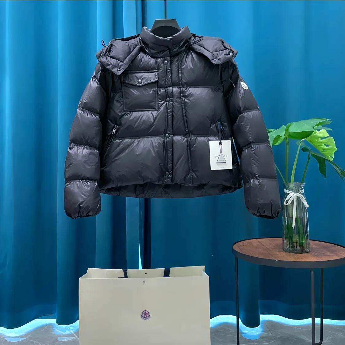 P960 Moncler➡️Mountain Mouth New Style🦢Goose Down Double-breasted Snap Hooded Down Jacket Jacket Women's MONCLER Moncler Meng Mouth Bursting Street New Product Design Fashionable and Versatile, Comfortable, Breathable, Mouth Down Jacket~Supports NFC chip sensor. Available simultaneously on the official website! This down jacket has a great sense of design and looks. You can buy it directly due to quality control. It’s a high-end product that you can’t go wrong with! Simple and elegant design ~ and engraved with 1ogo letters ~ the overall design makes this dress unique! It is made of imported technical fabrics and is filled with 90% white goose down. The texture and shape of the fabric are exquisite. You can feel its strong aura through the detailed pictures. It also has superior handsomeness and thermal insulation performance. It can be easily worn in various occasions! With polythermal insulation, you don’t have to worry about a little chill! The placket adopts a double-row zipper design, which is both fashionable and functional. It not only highlights the shape but also keeps warm. The design makes the whole style more luxurious!